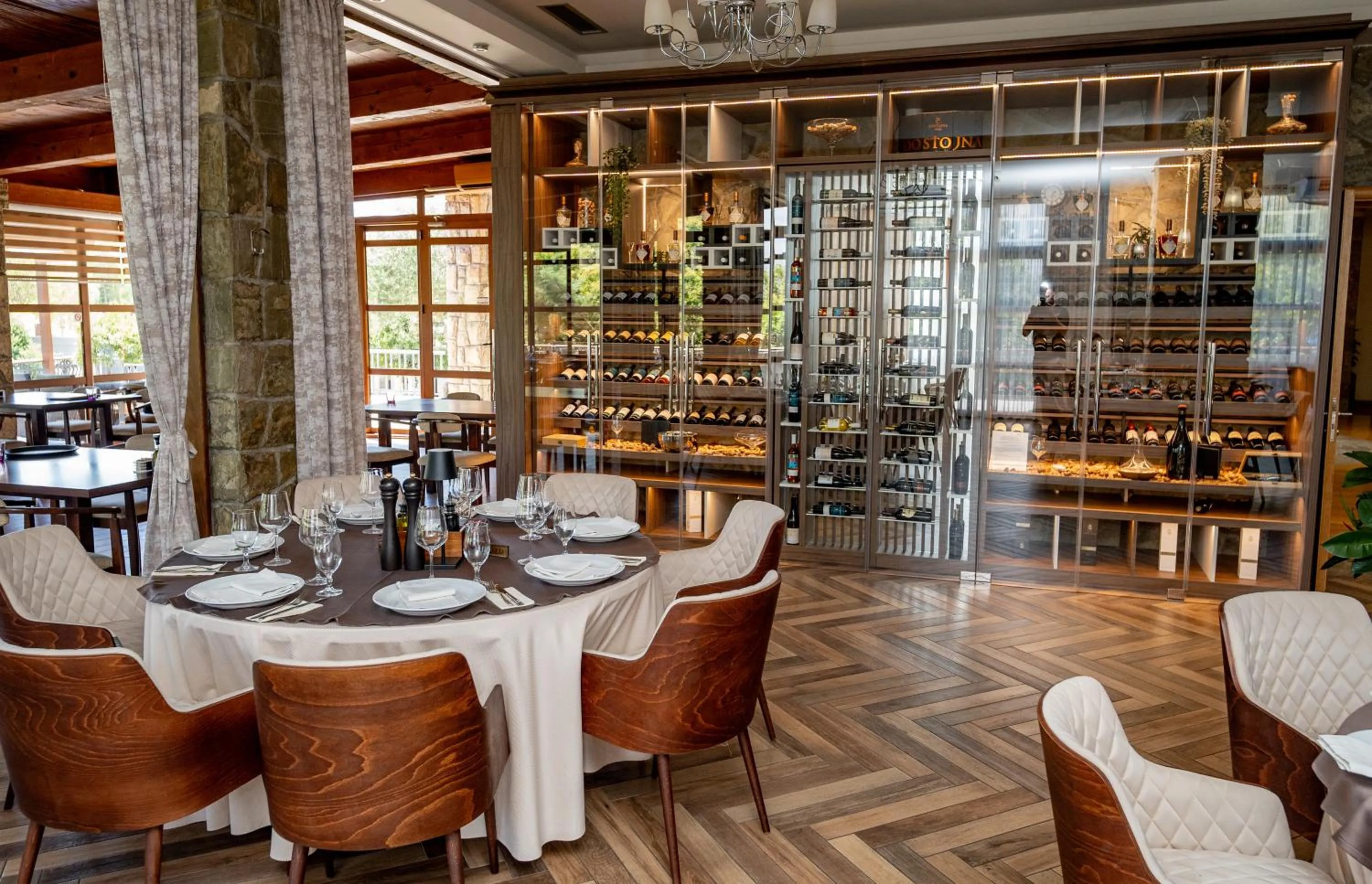 Restaurant/places to eat in Hotel Aria