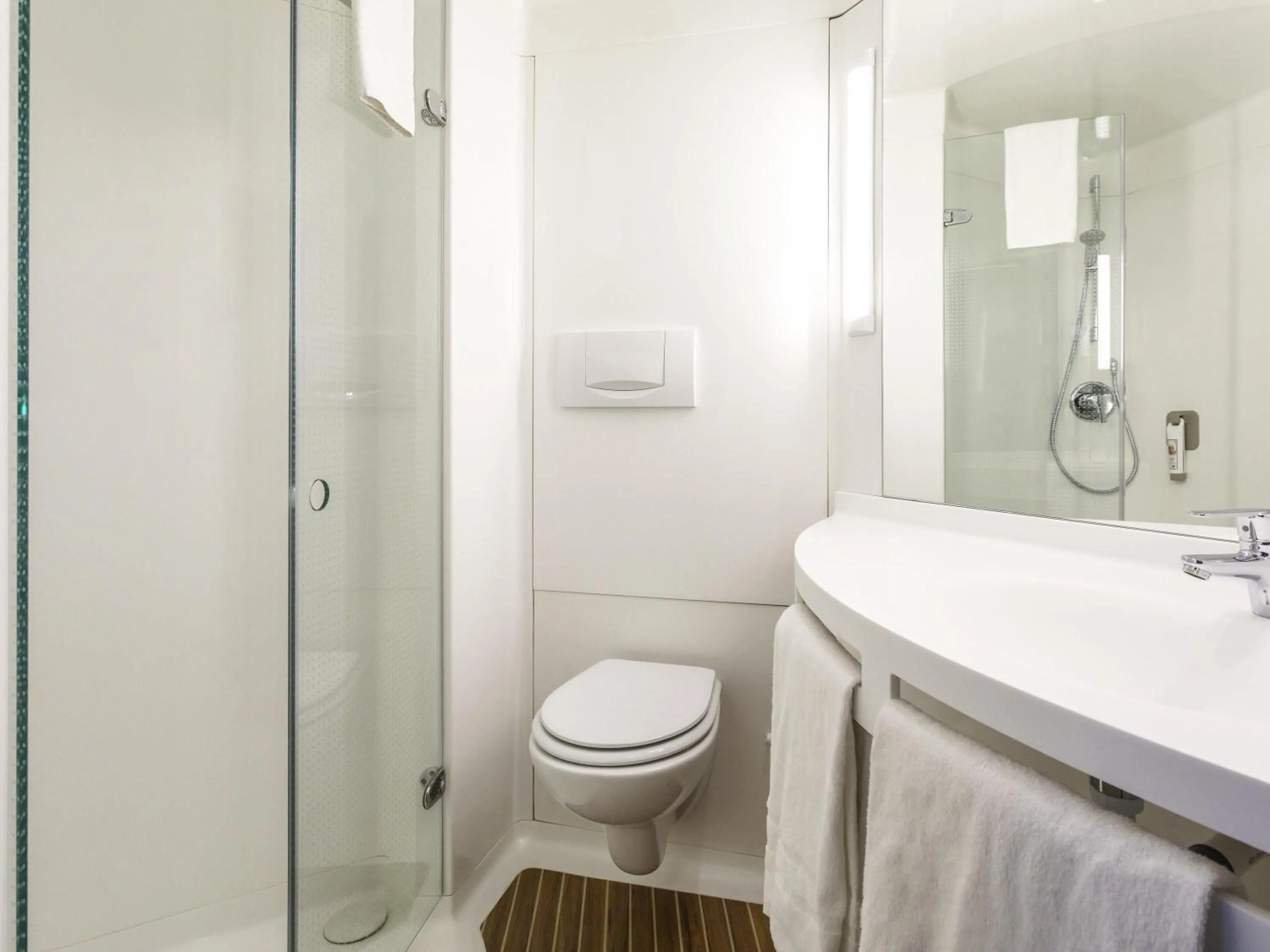 Bedroom in Ibis Valencia Alfafar