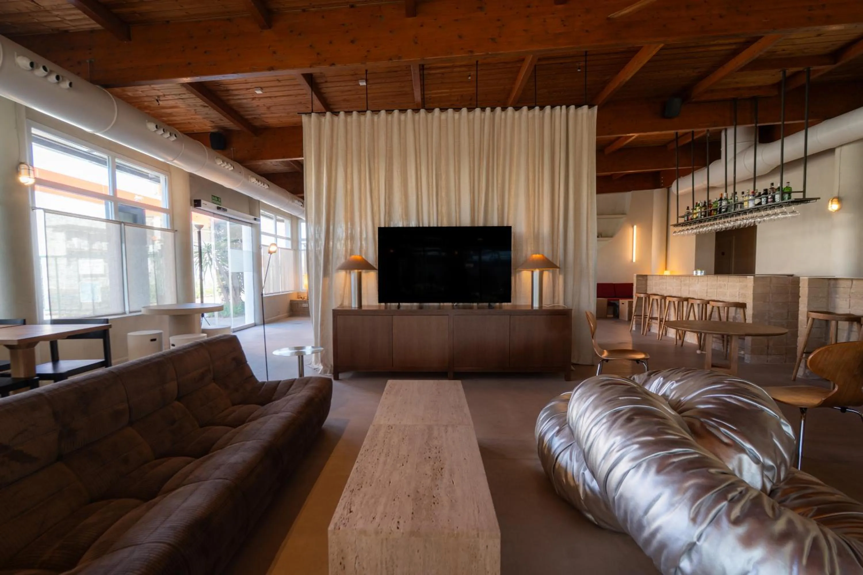 Communal lounge/ TV room in Ibis Valencia Alfafar