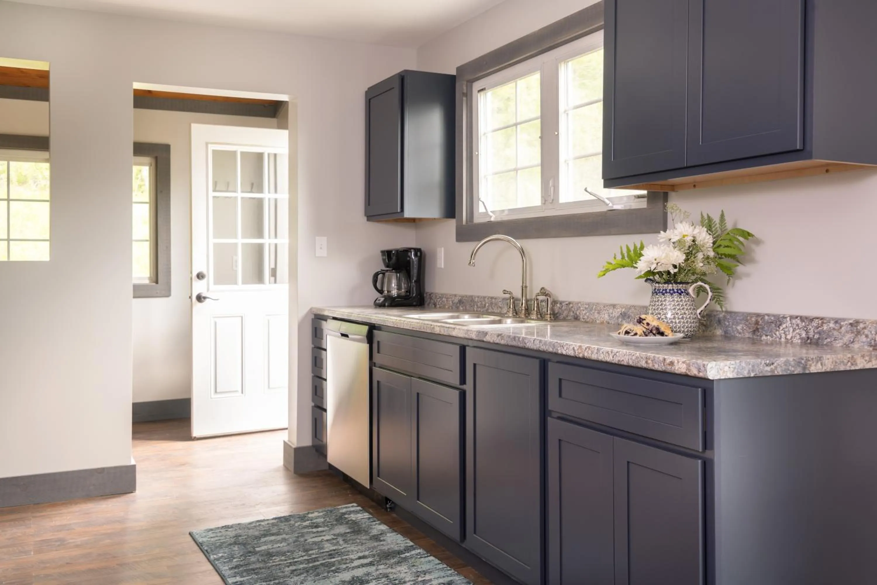 Kitchen or kitchenette in Lake Bomoseen Lodge