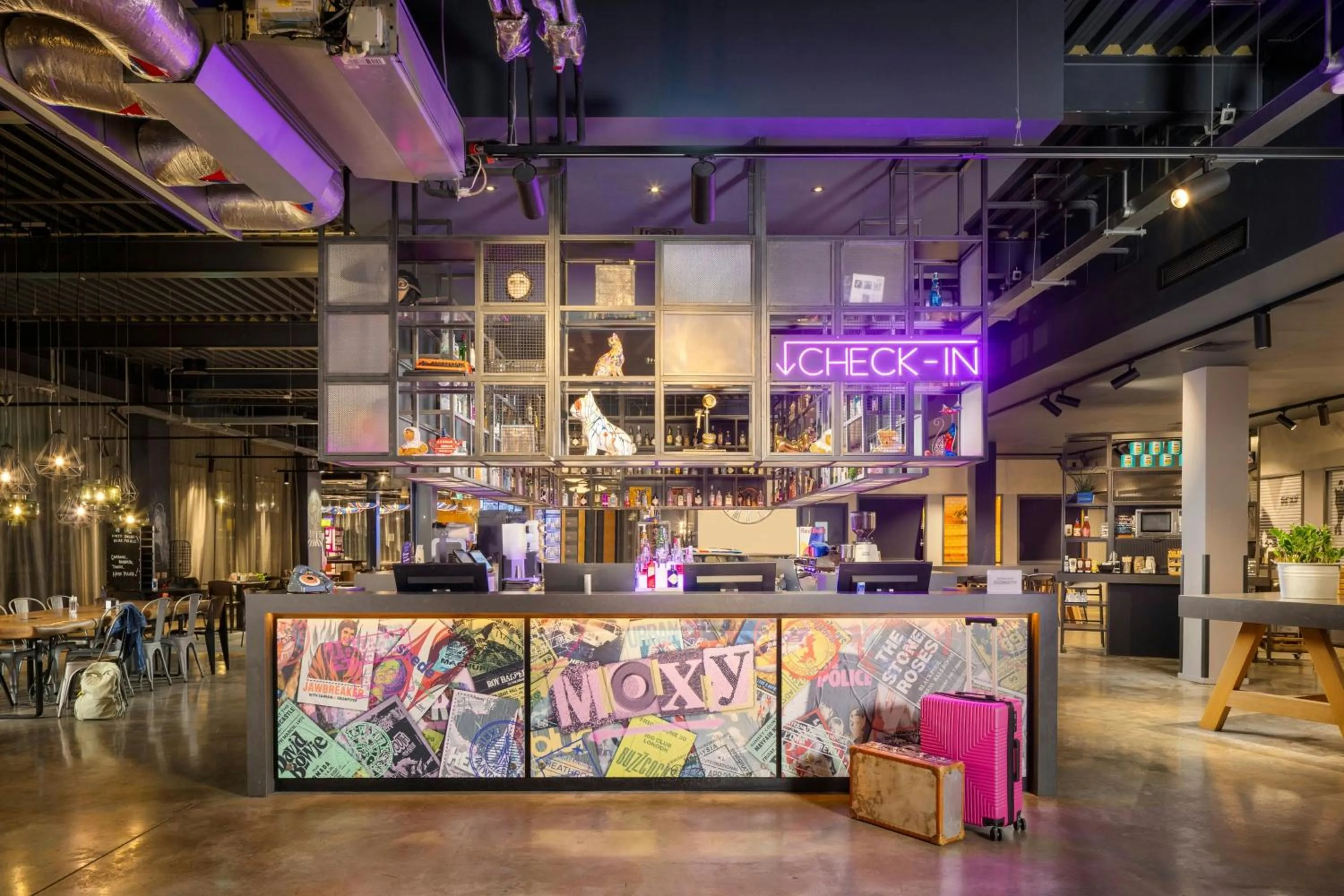Lounge or bar in Moxy London Heathrow Airport