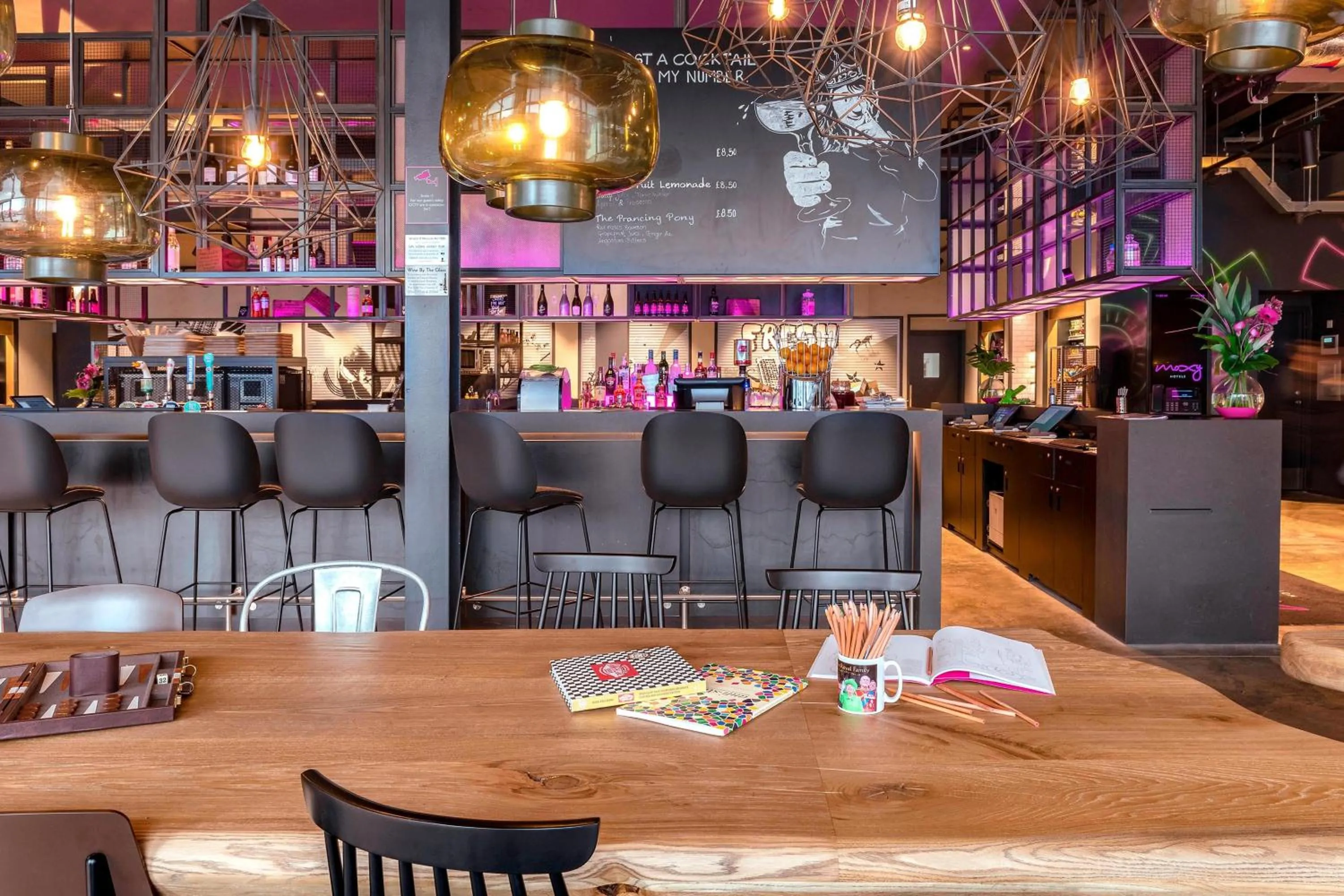 Lounge or bar in Moxy London Heathrow Airport