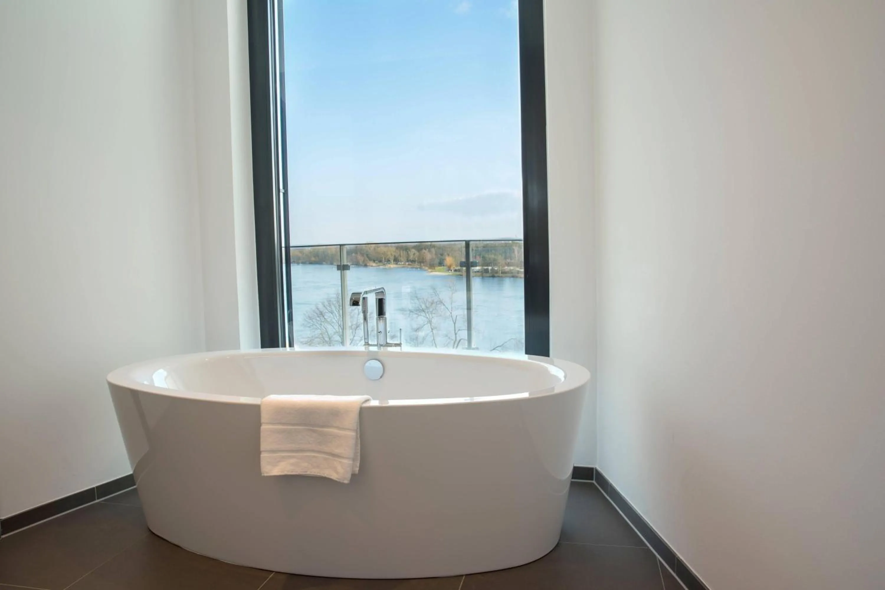 Photo of the whole room in Courtyard by Marriott Wolfsburg