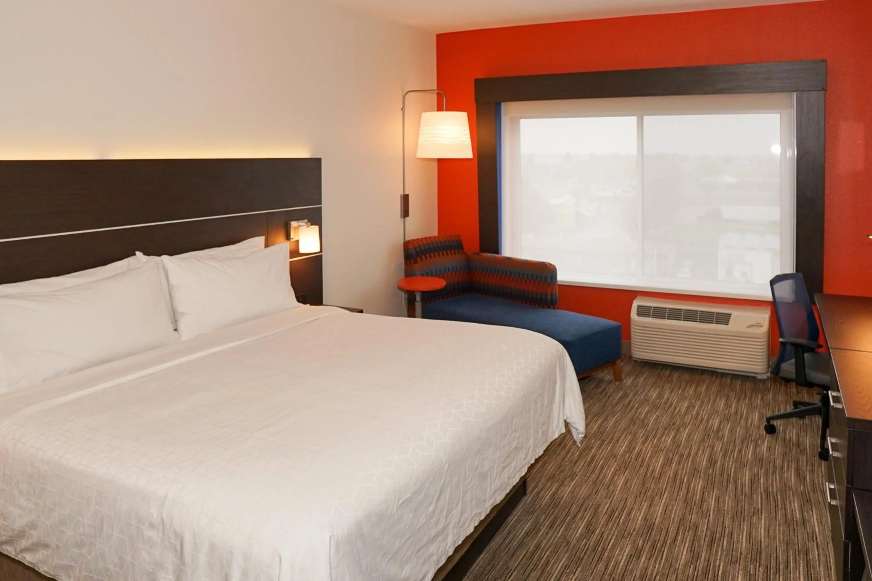 Photo of the whole room, Bed in Holiday Inn Express & Suites - Aurora Medical Campus by IHG