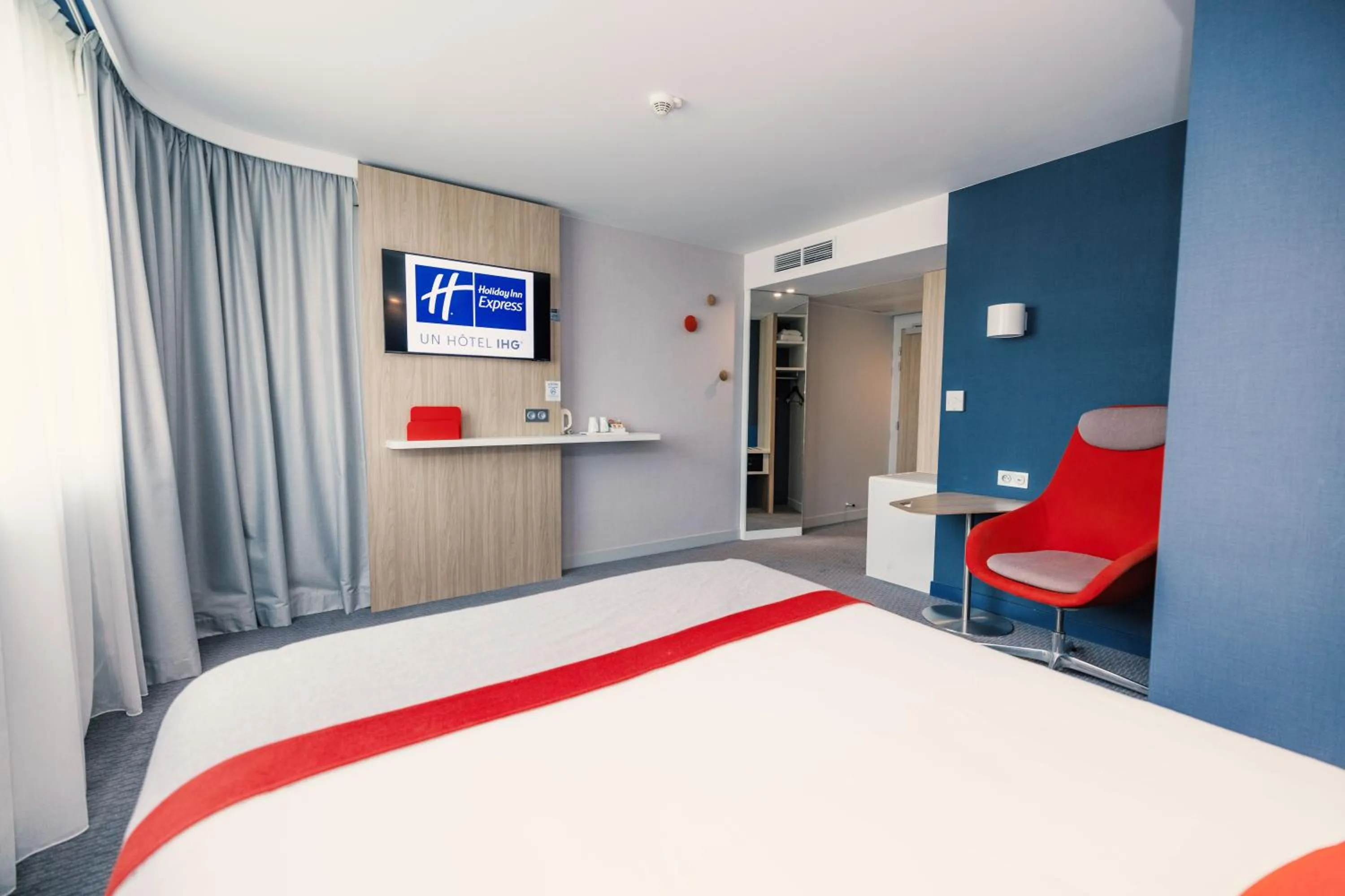 Photo of the whole room, Bed in Holiday Inn Express - Paris - CDG Airport by IHG