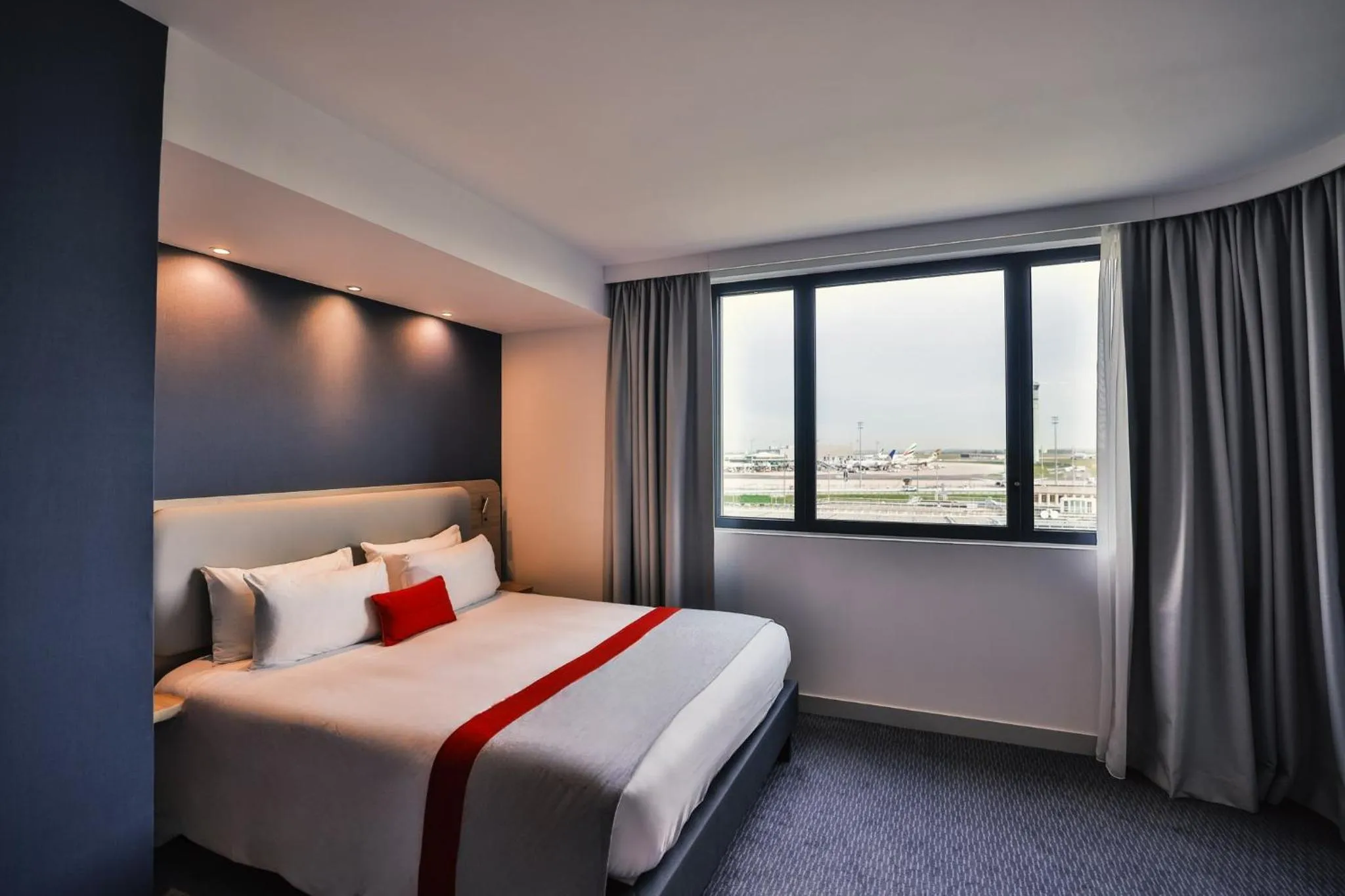 Photo of the whole room, Bed in Holiday Inn Express - Paris - CDG Airport by IHG