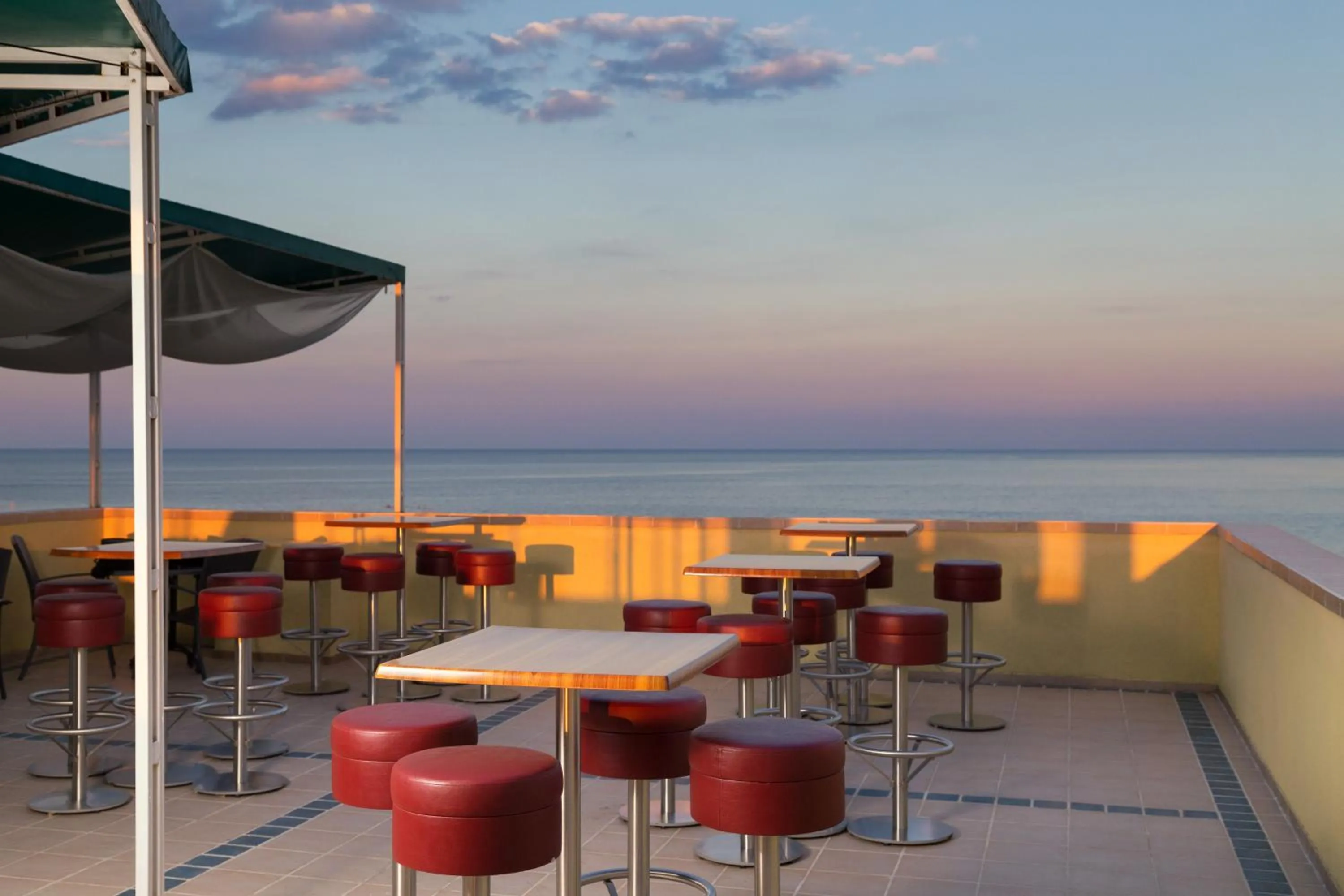 Lounge or bar in Perla Sun Beach Hotel - All Inclusive