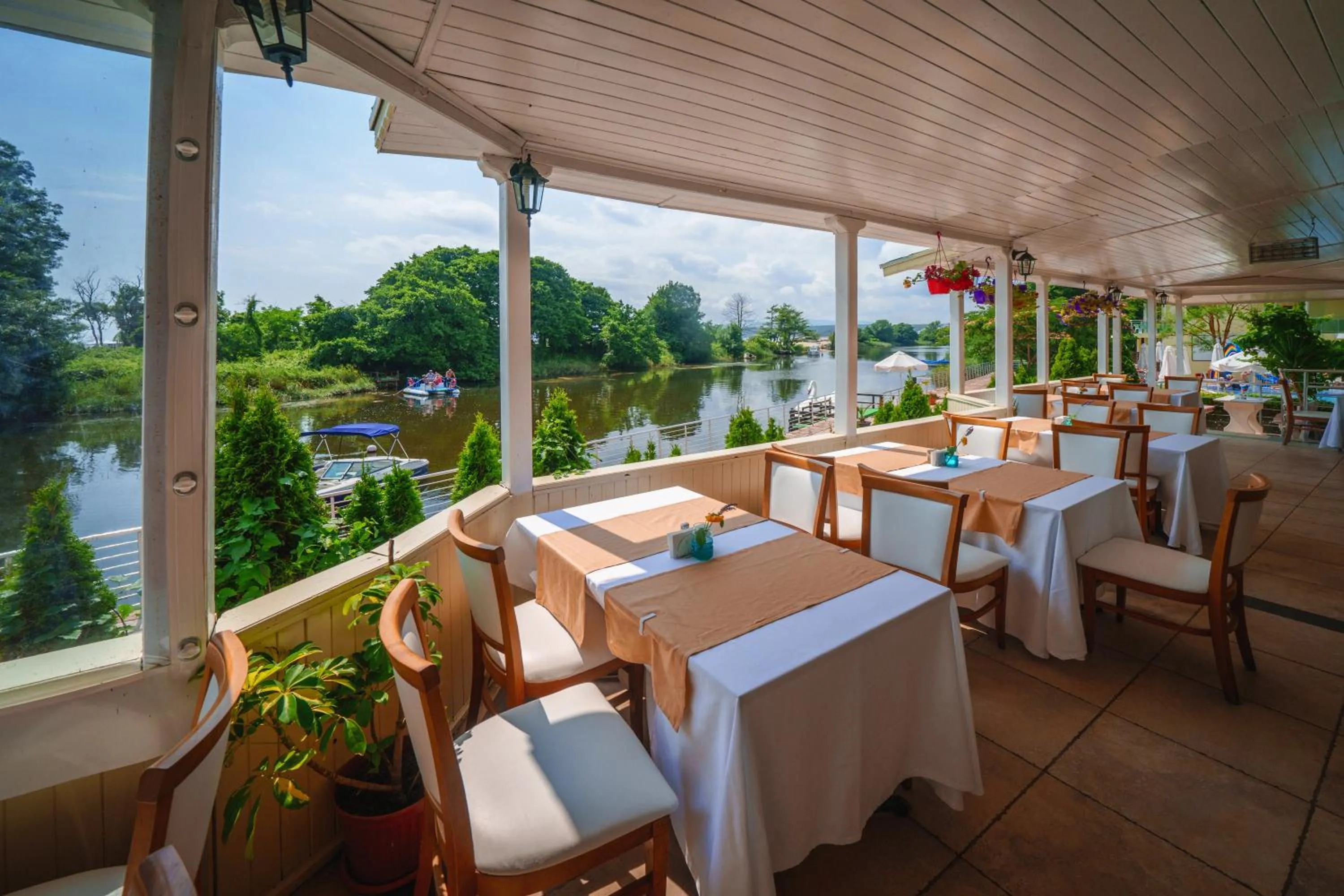 Restaurant/places to eat in Perla Sun Beach Hotel - All Inclusive