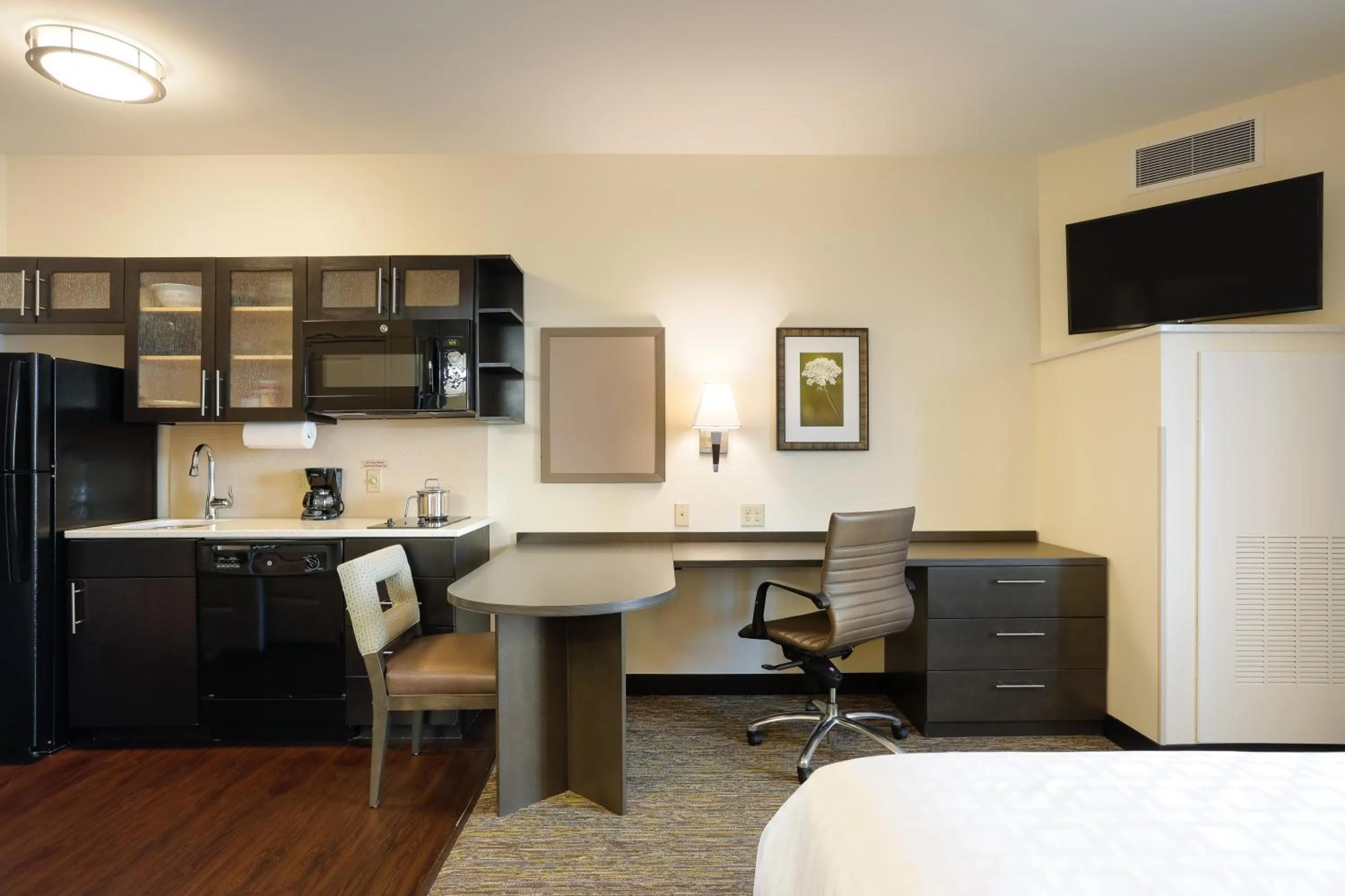 Photo of the whole room, Bed in Candlewood Suites Lenexa - Overland Park Area by IHG