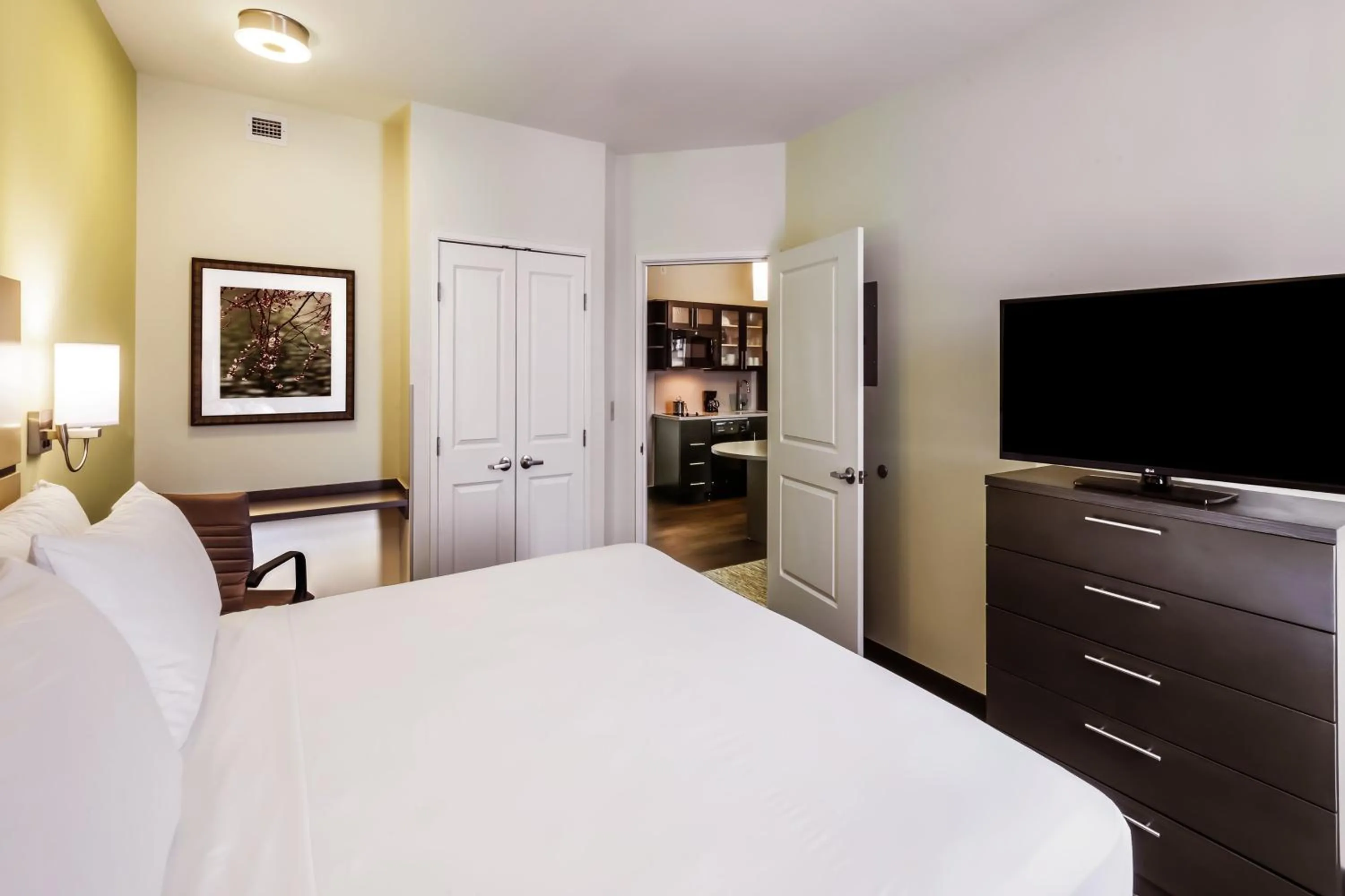Bedroom, Bed in Candlewood Suites Lenexa - Overland Park Area by IHG