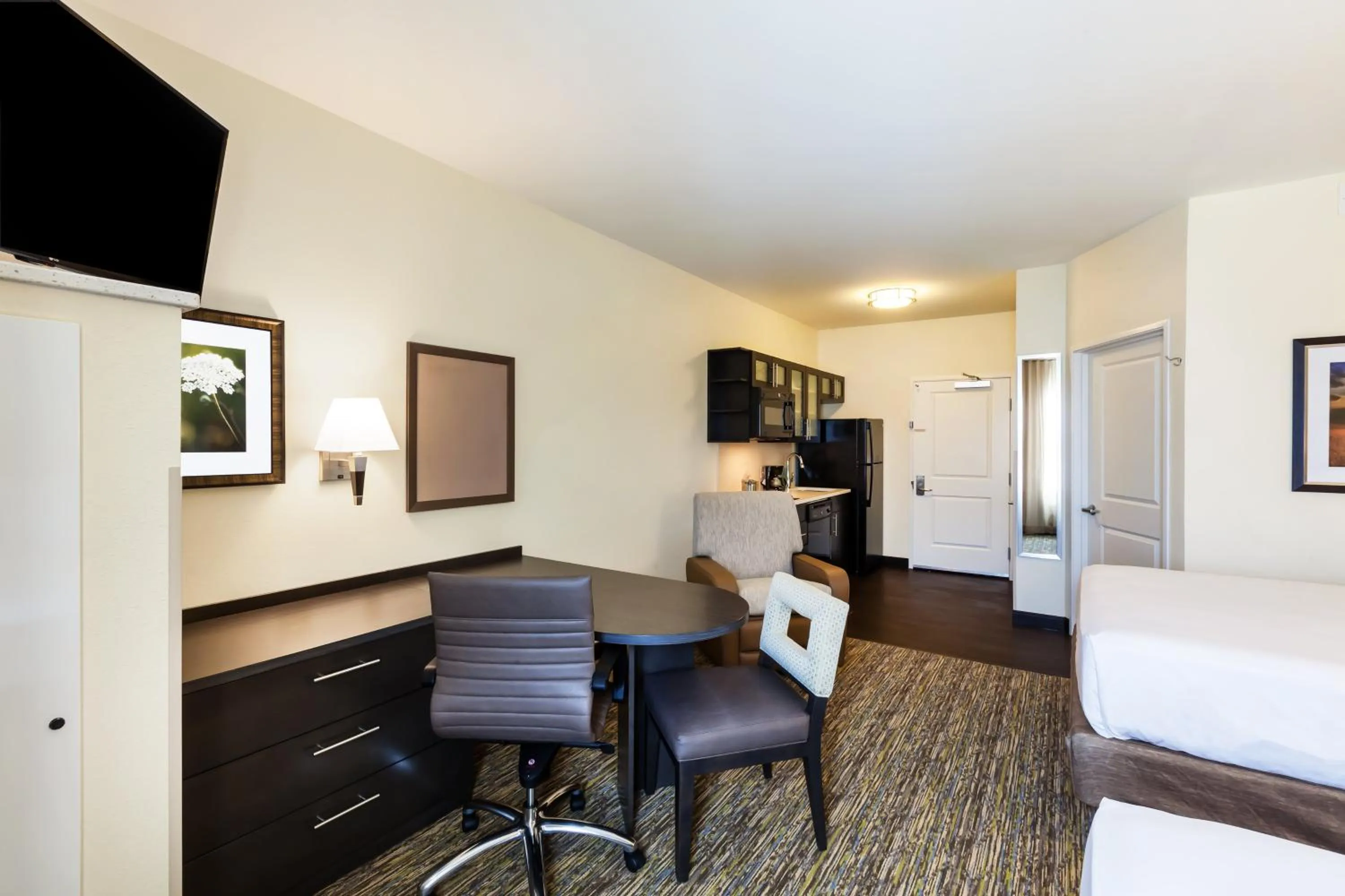 Photo of the whole room, Bed in Candlewood Suites Lenexa - Overland Park Area by IHG