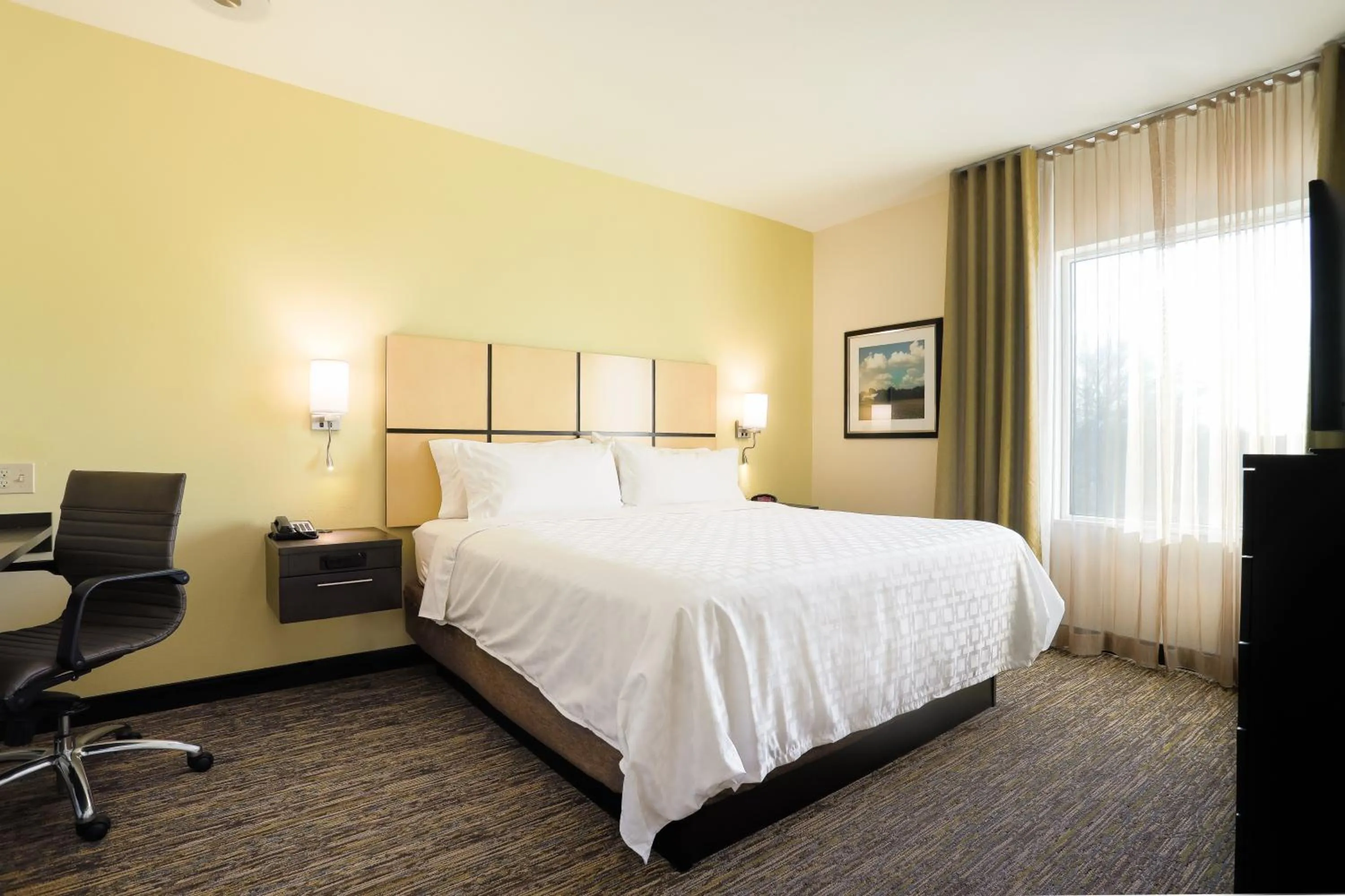 Photo of the whole room, Bed in Candlewood Suites Lenexa - Overland Park Area by IHG
