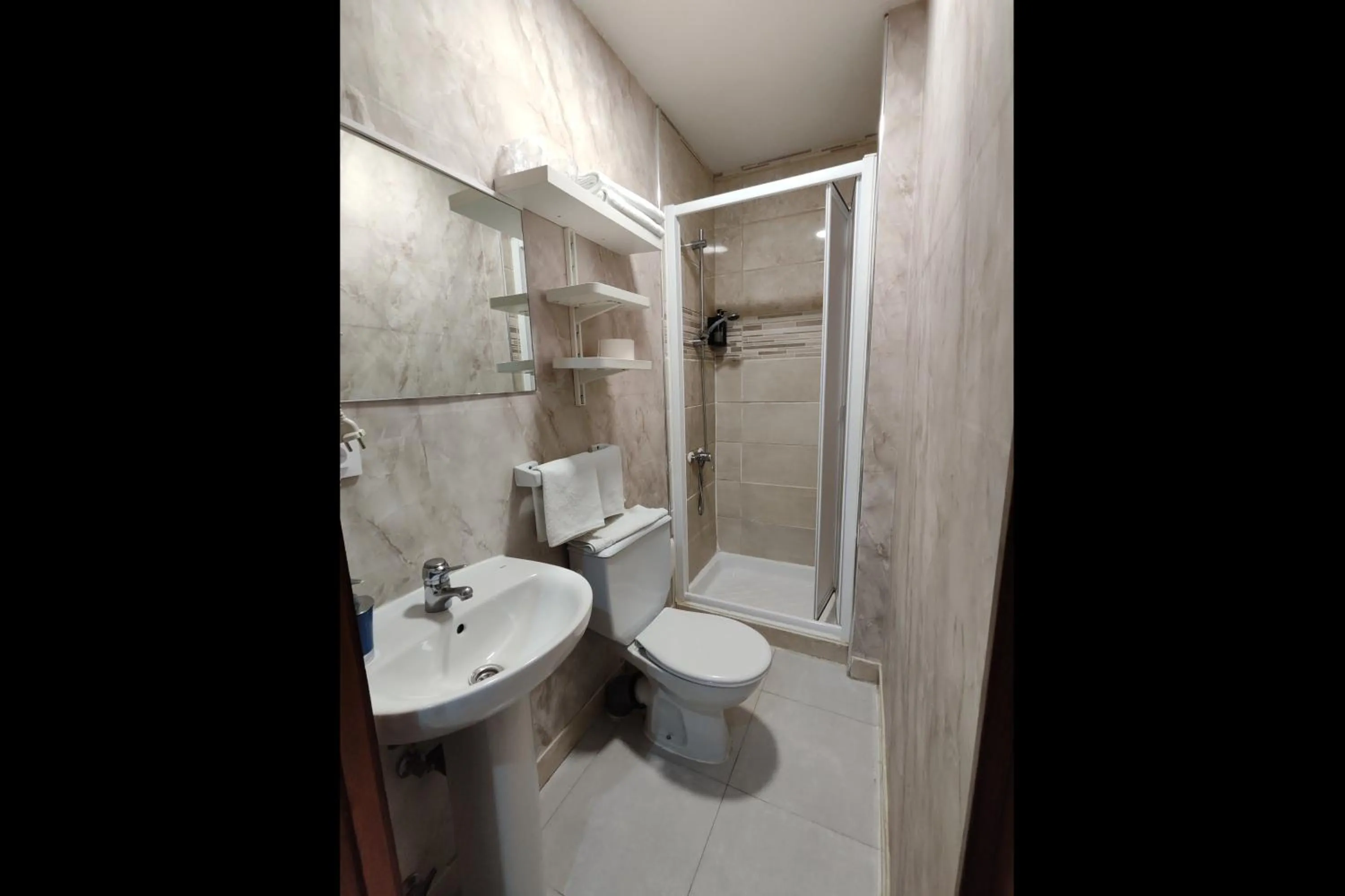 Bathroom in Hostal Cervantes