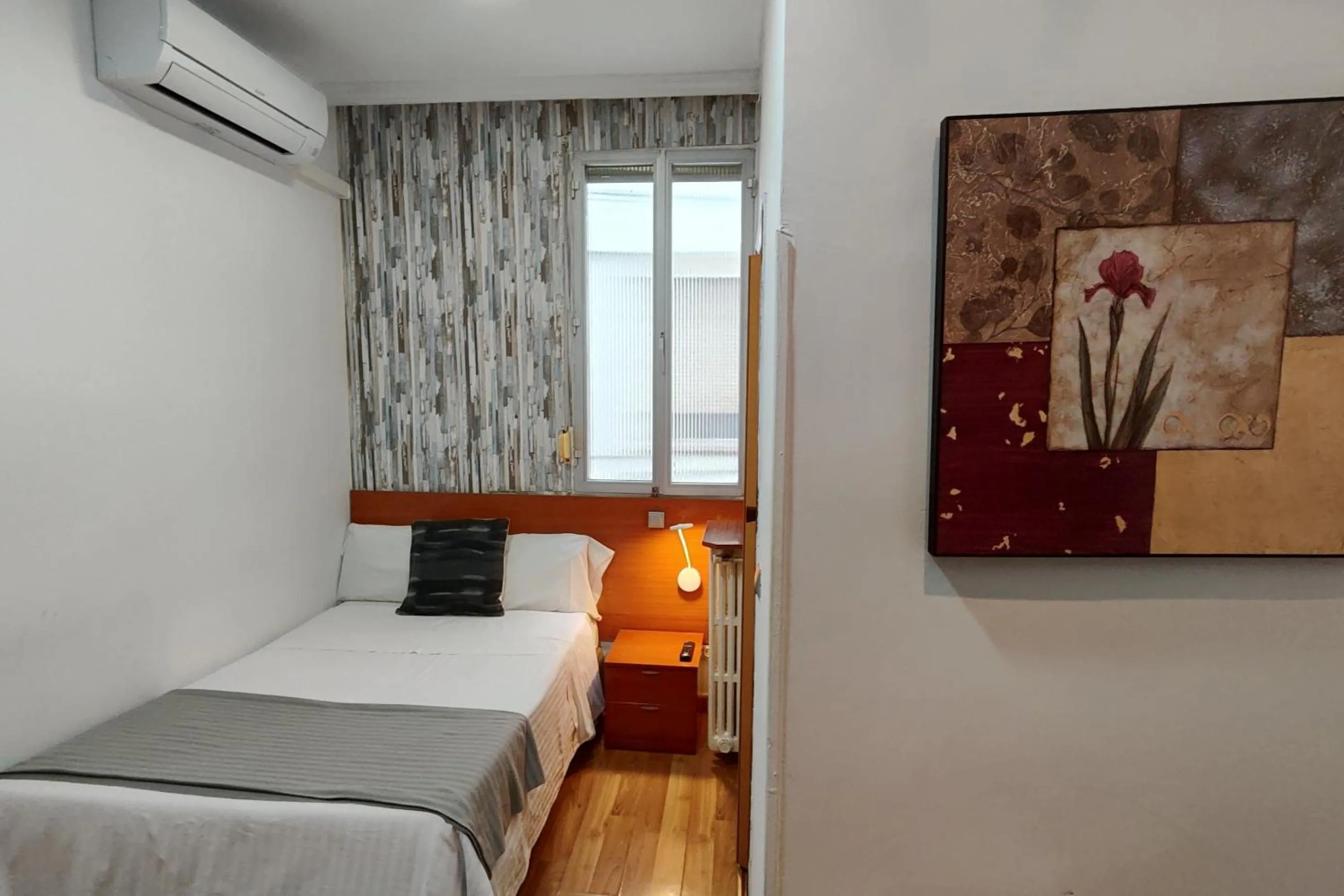 Photo of the whole room, Bed in Hostal Cervantes