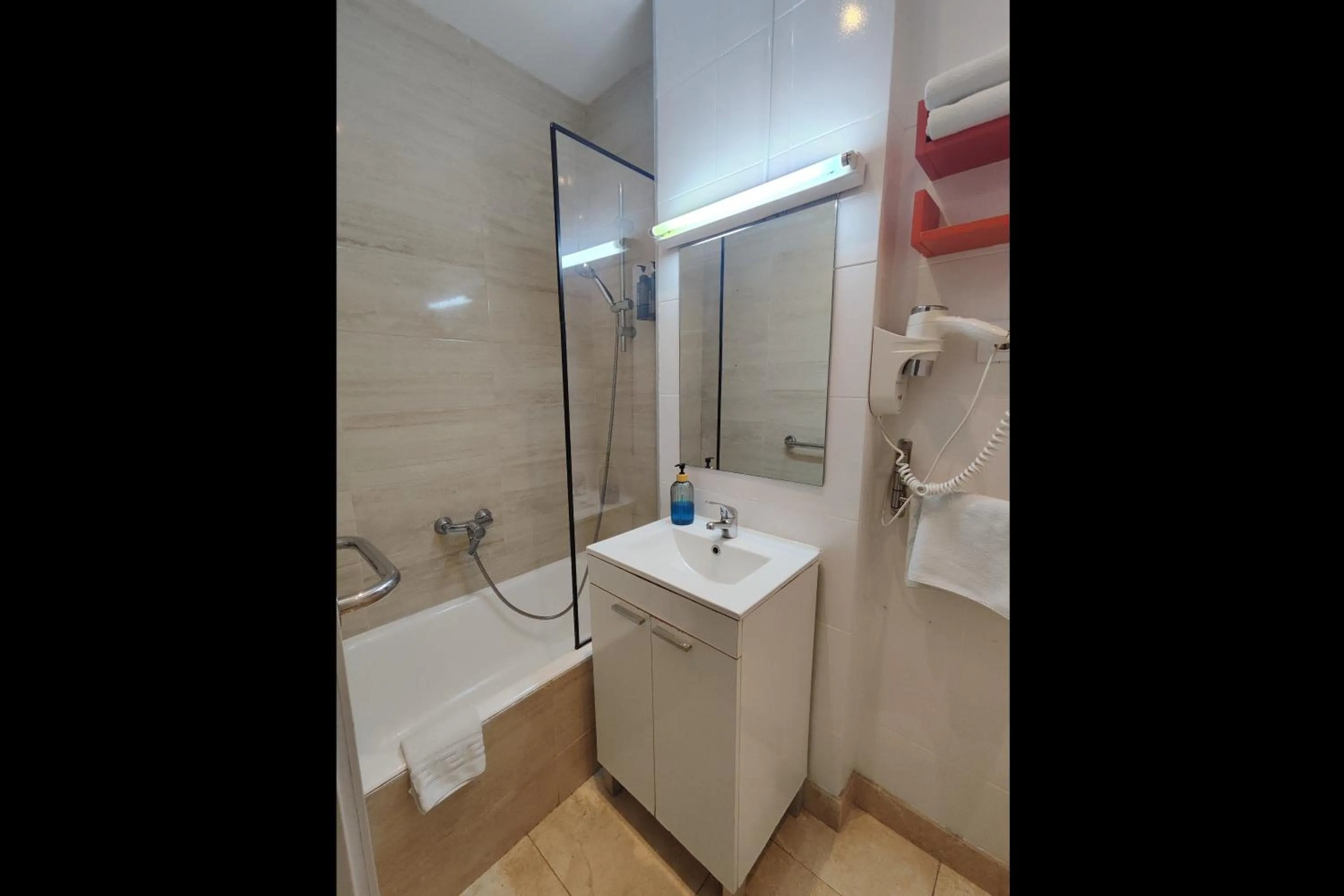 Bathroom in Hostal Cervantes