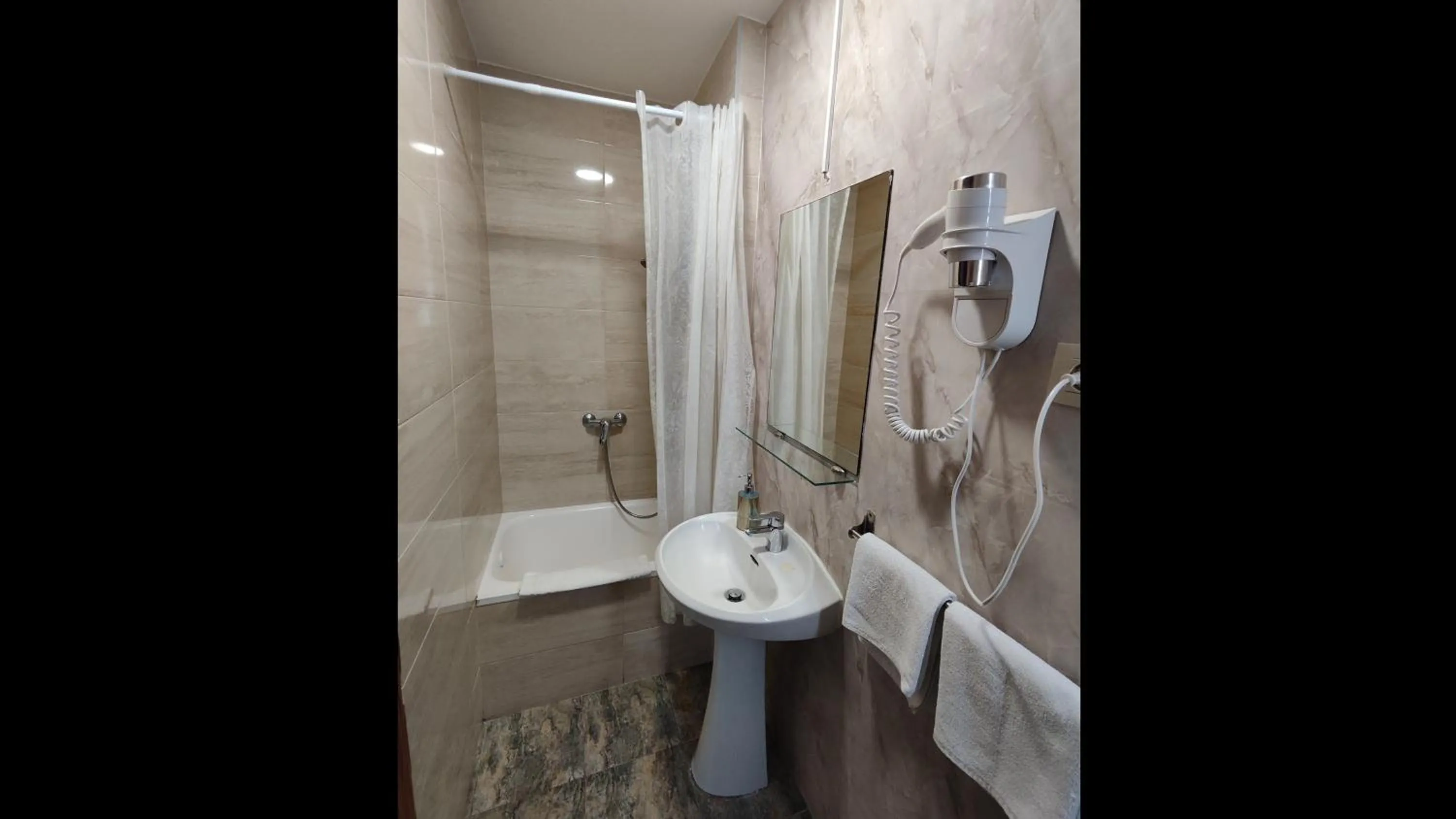 Bathroom in Hostal Cervantes