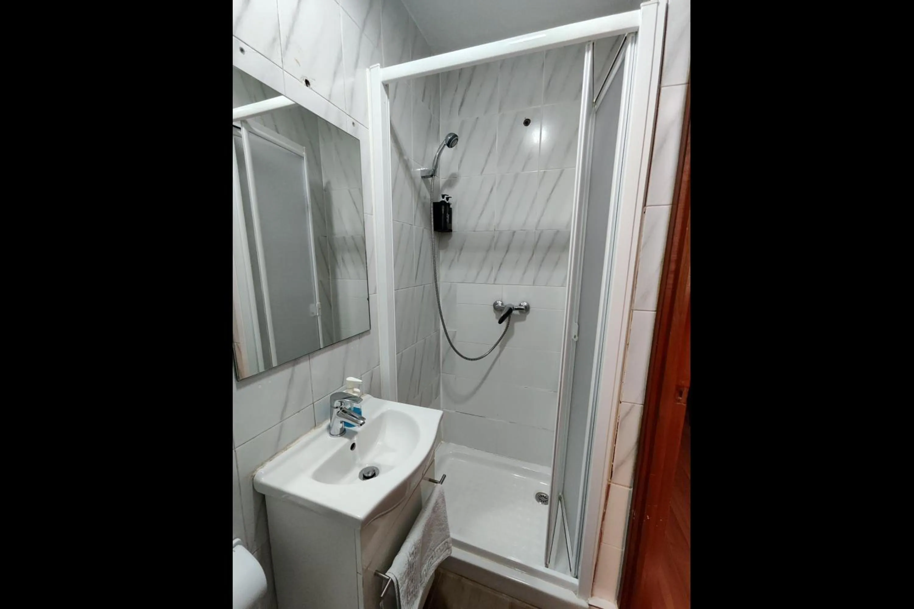 Bathroom in Hostal Cervantes