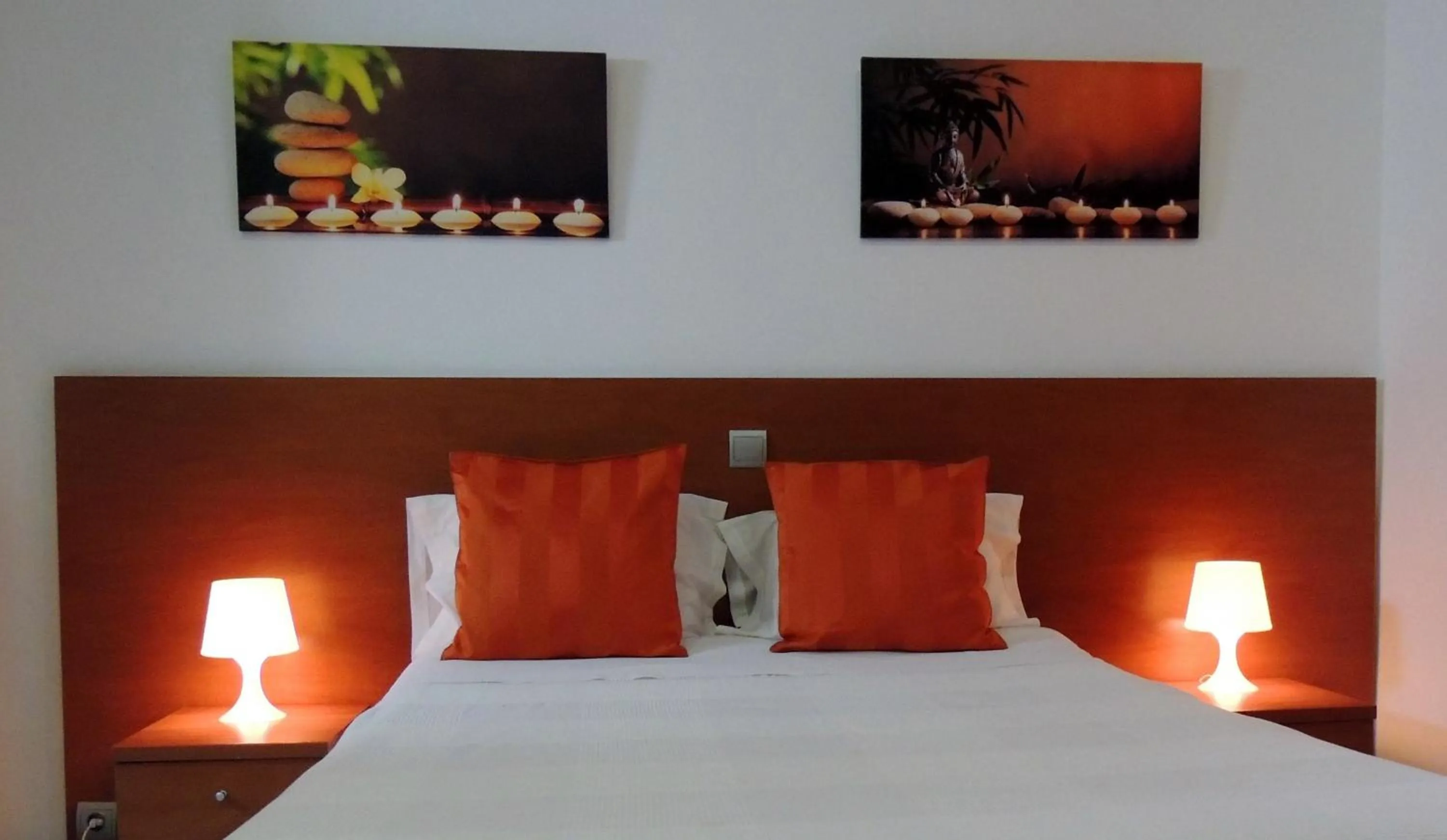 Photo of the whole room, Bed in Hostal Cervantes