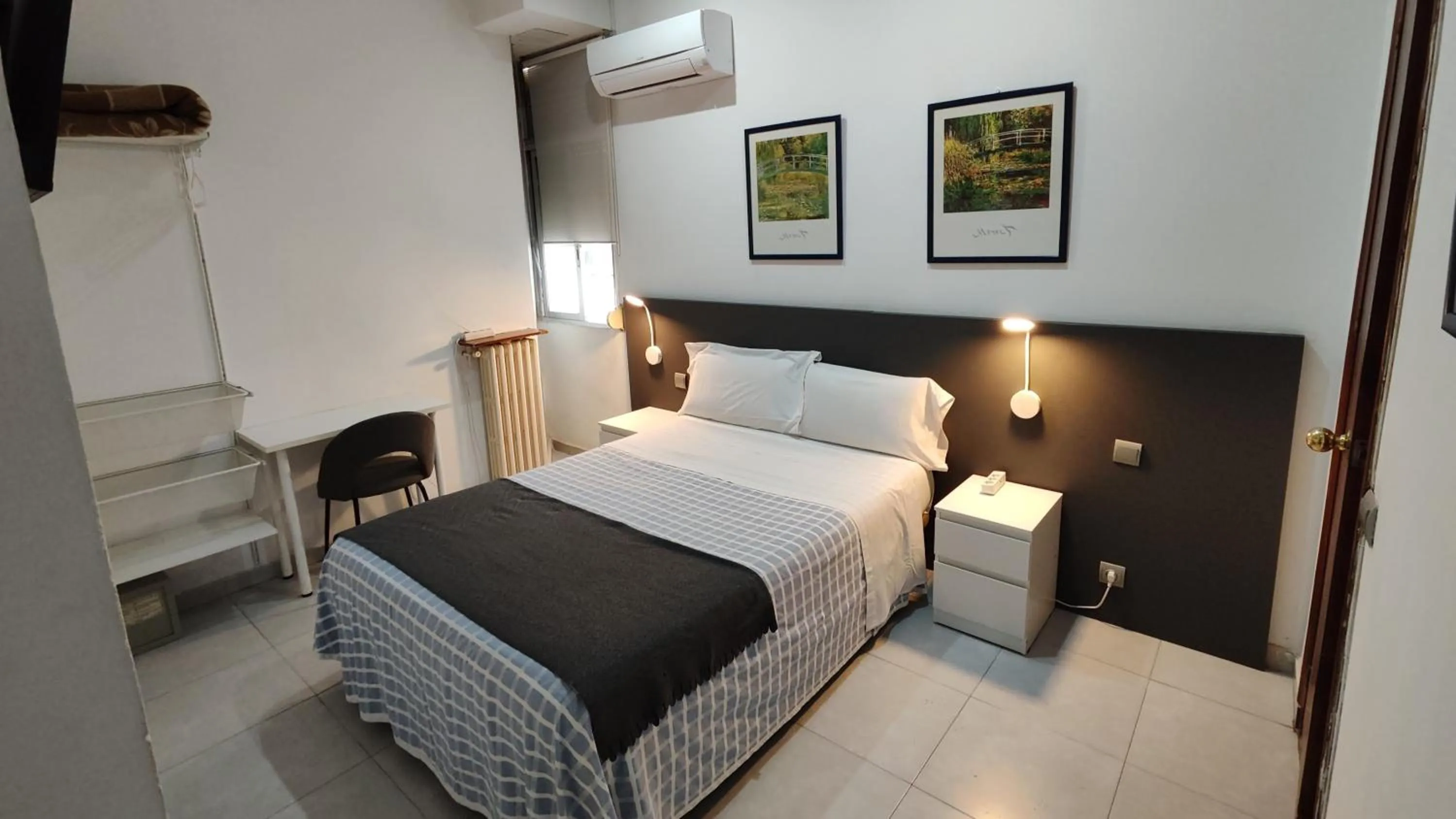 Bedroom, Bed in Hostal Cervantes