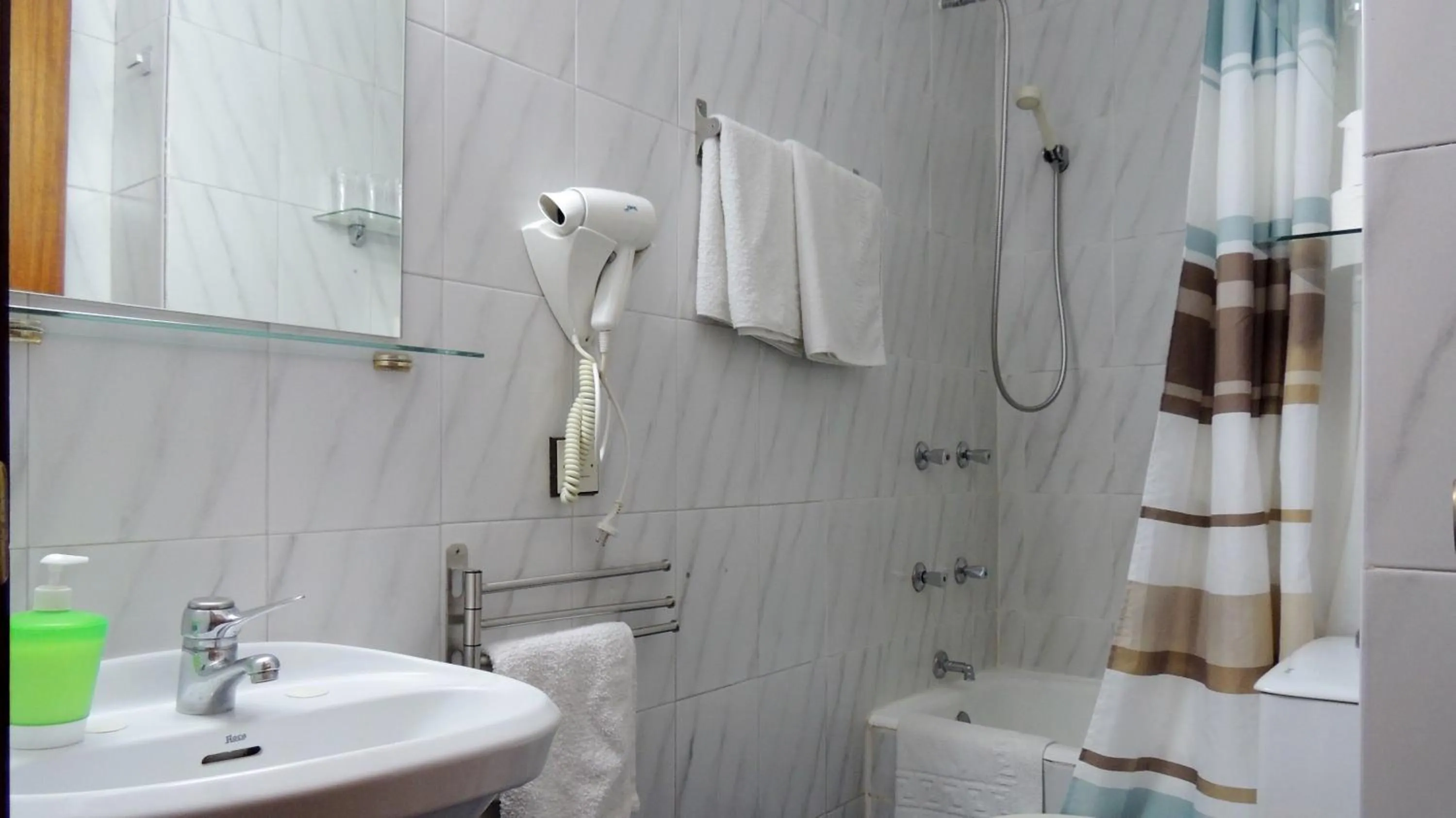 Bathroom in Hostal Cervantes