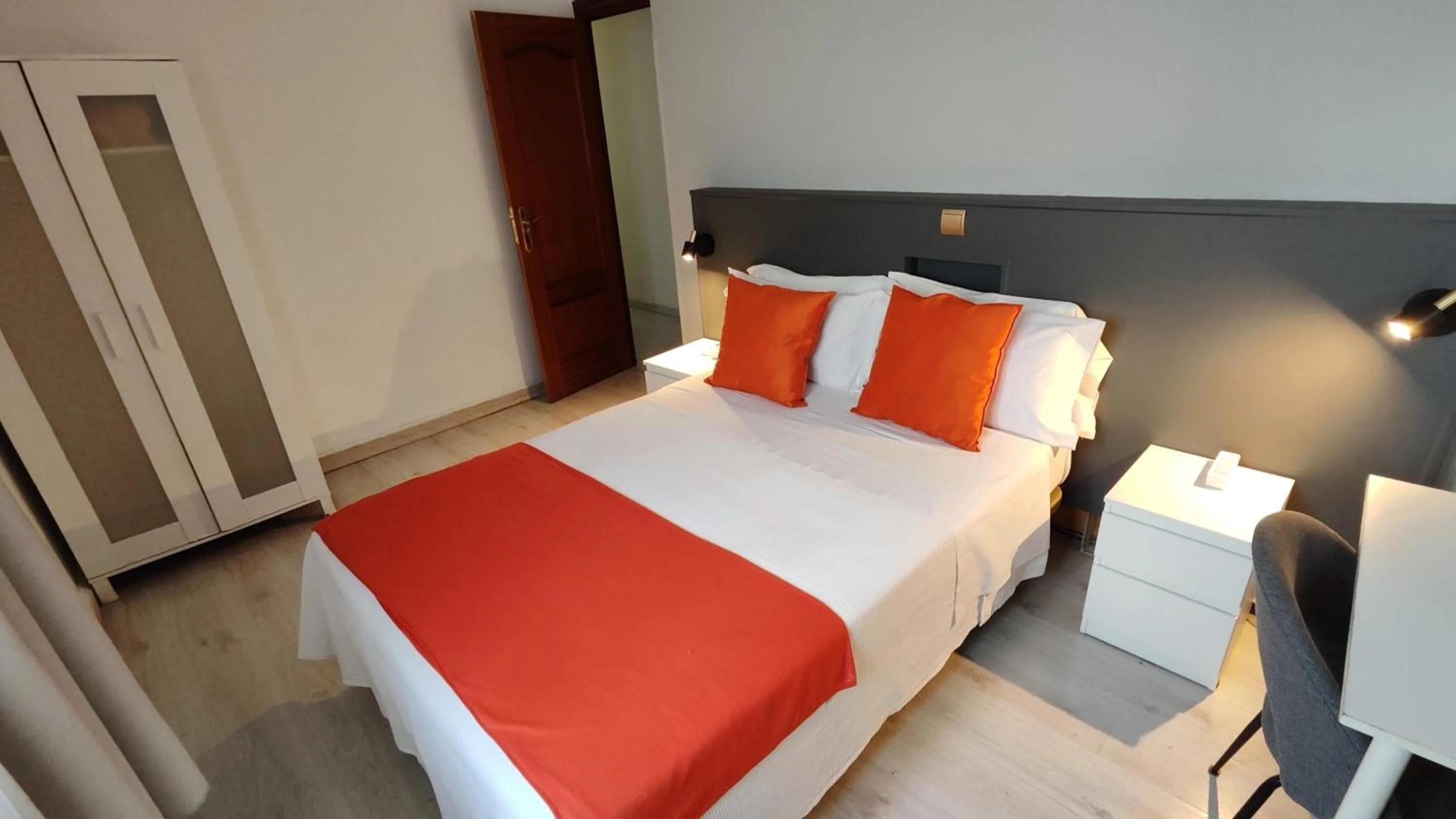 Bedroom, Bed in Hostal Cervantes