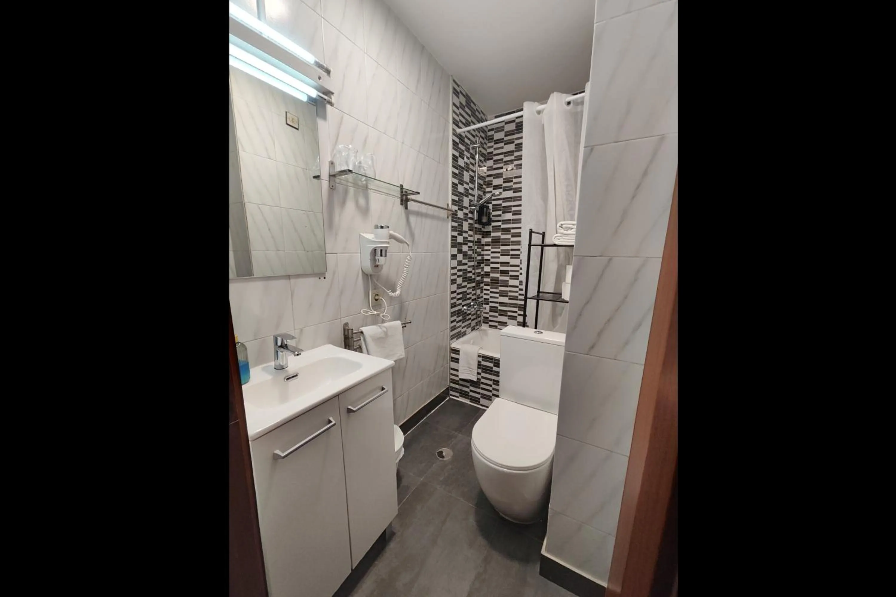 Bathroom in Hostal Cervantes