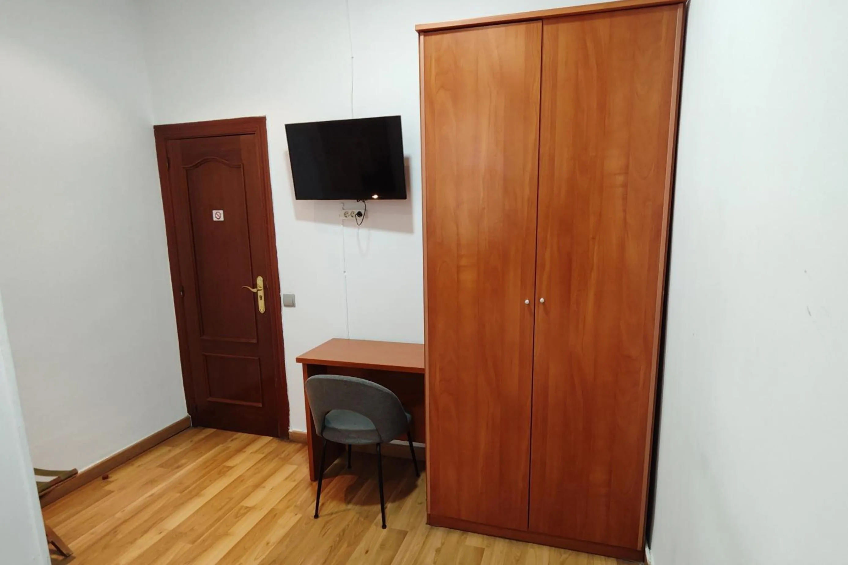 Photo of the whole room in Hostal Cervantes