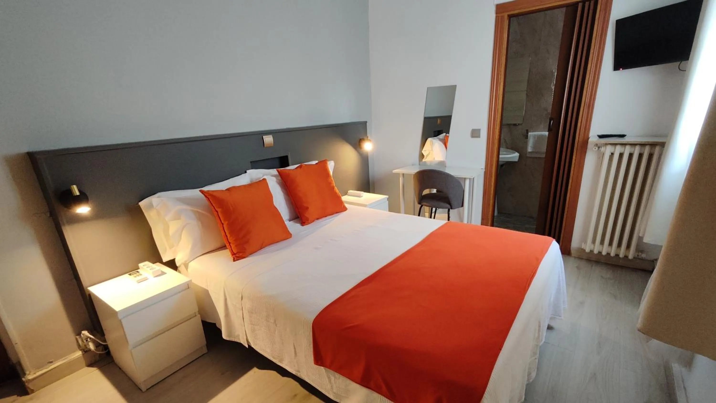 Bedroom, Bed in Hostal Cervantes