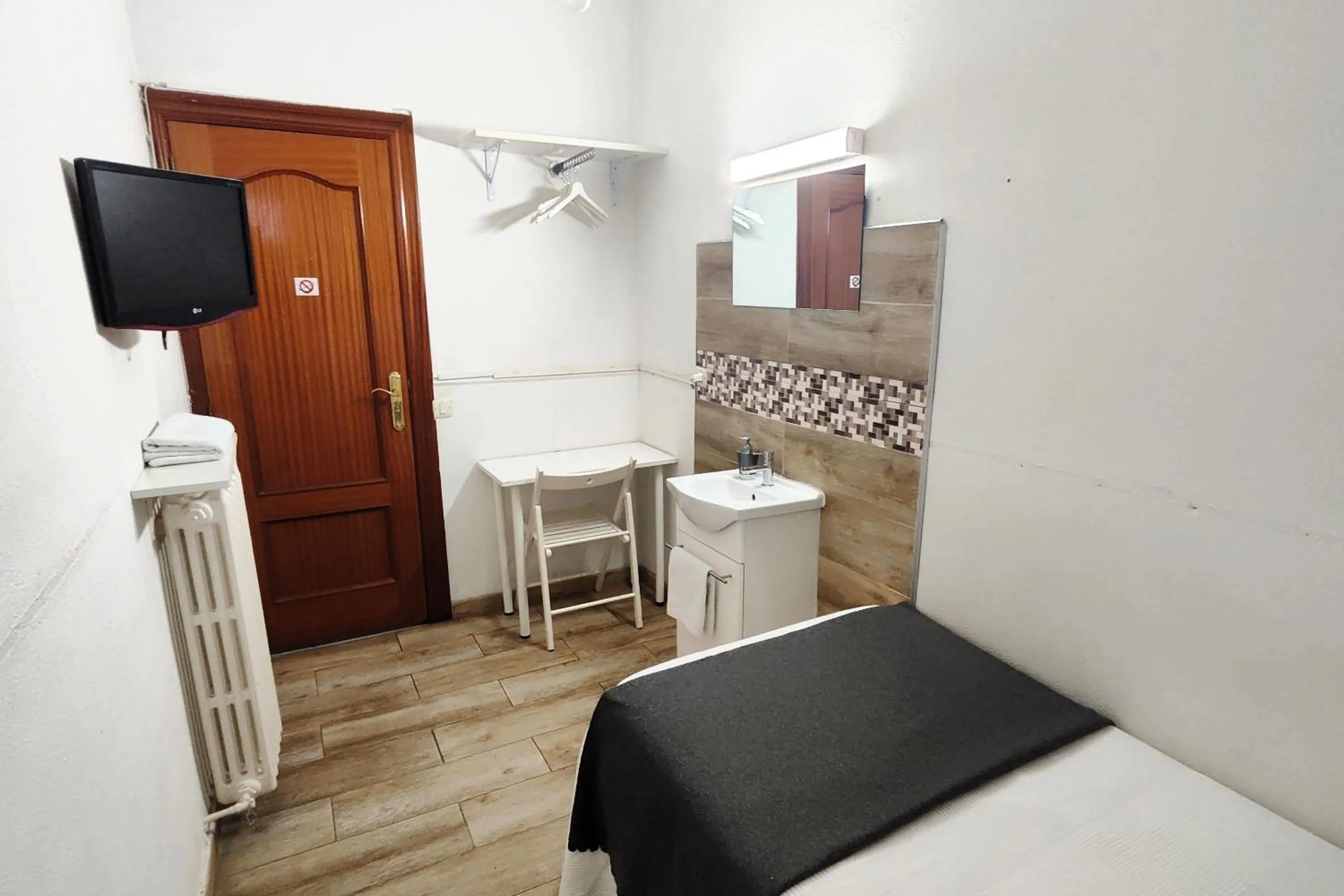 Photo of the whole room, Bed in Hostal Cervantes