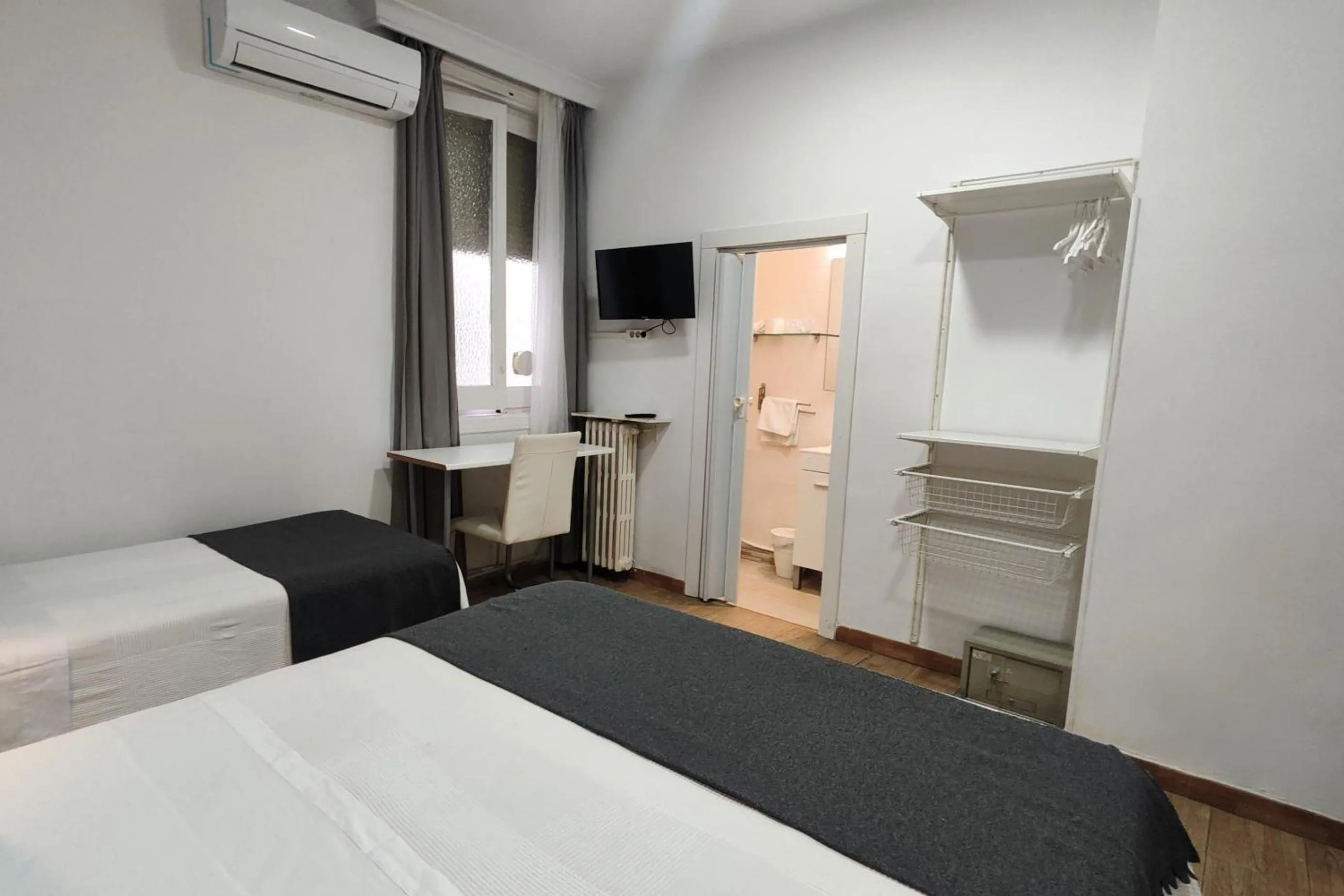 Photo of the whole room, Bed in Hostal Cervantes