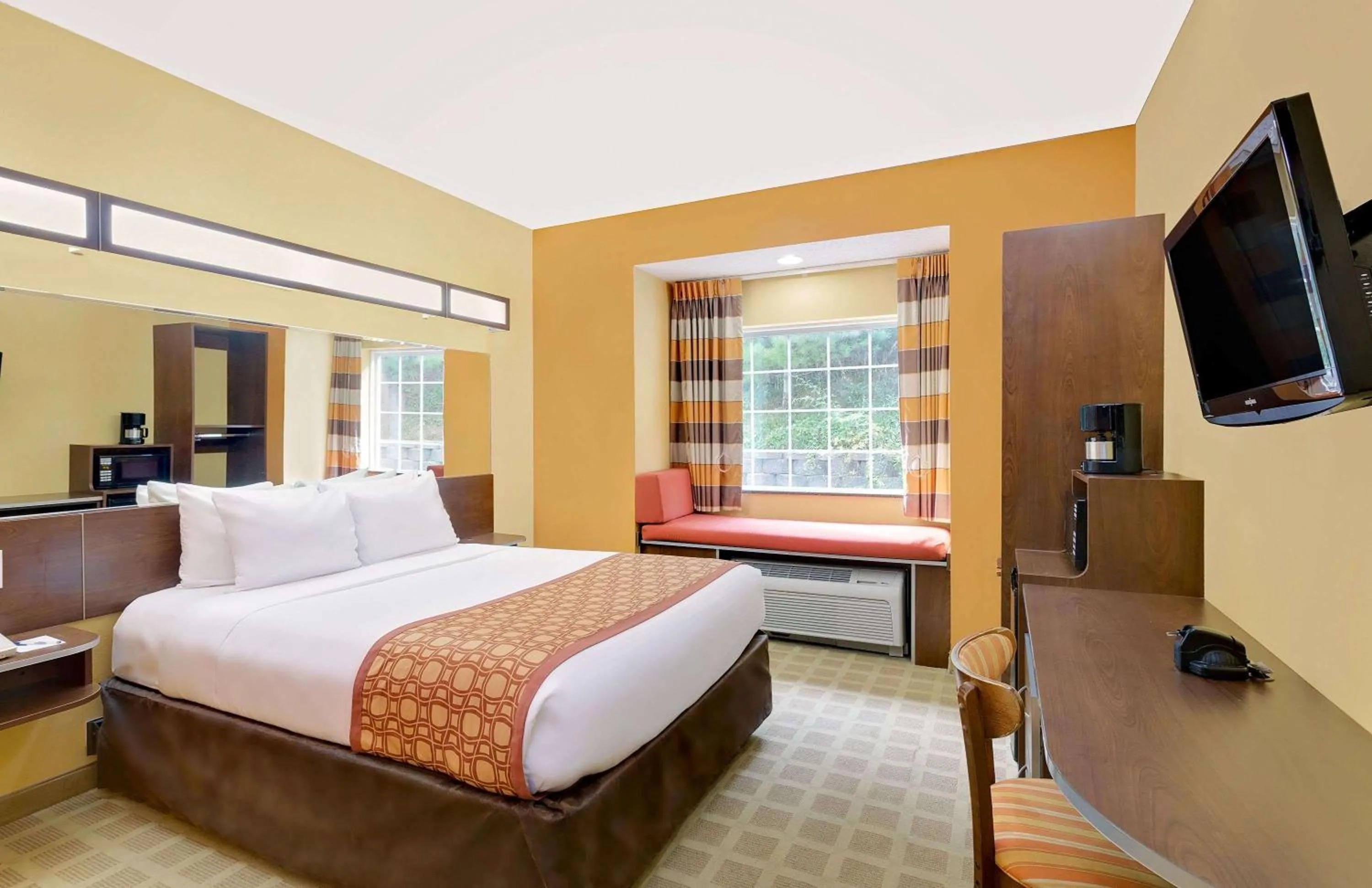 Photo of the whole room, Bed in Microtel Inn & Suites by Wyndham Princeton