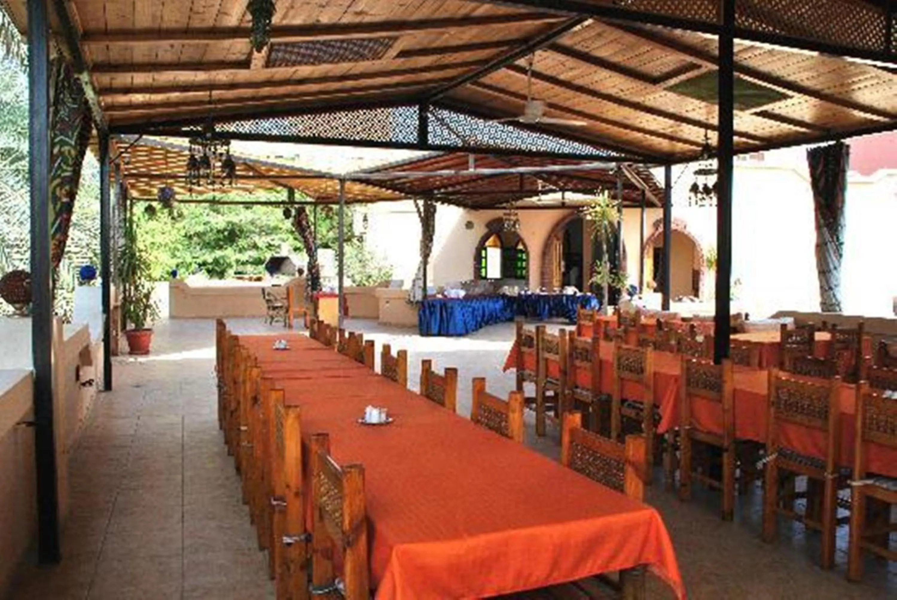 Restaurant/places to eat in El Nakhil Hotel