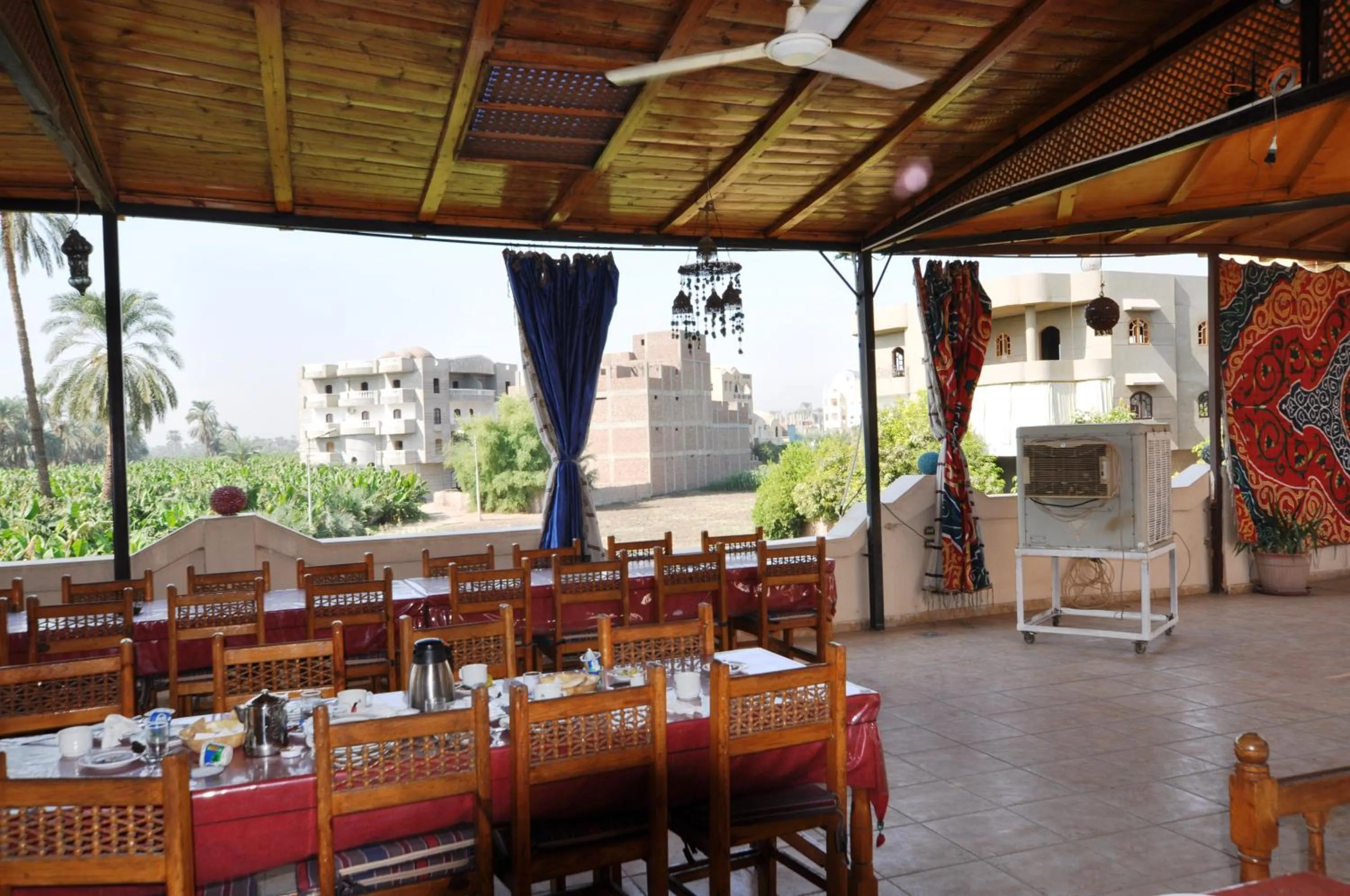 Restaurant/places to eat in El Nakhil Hotel