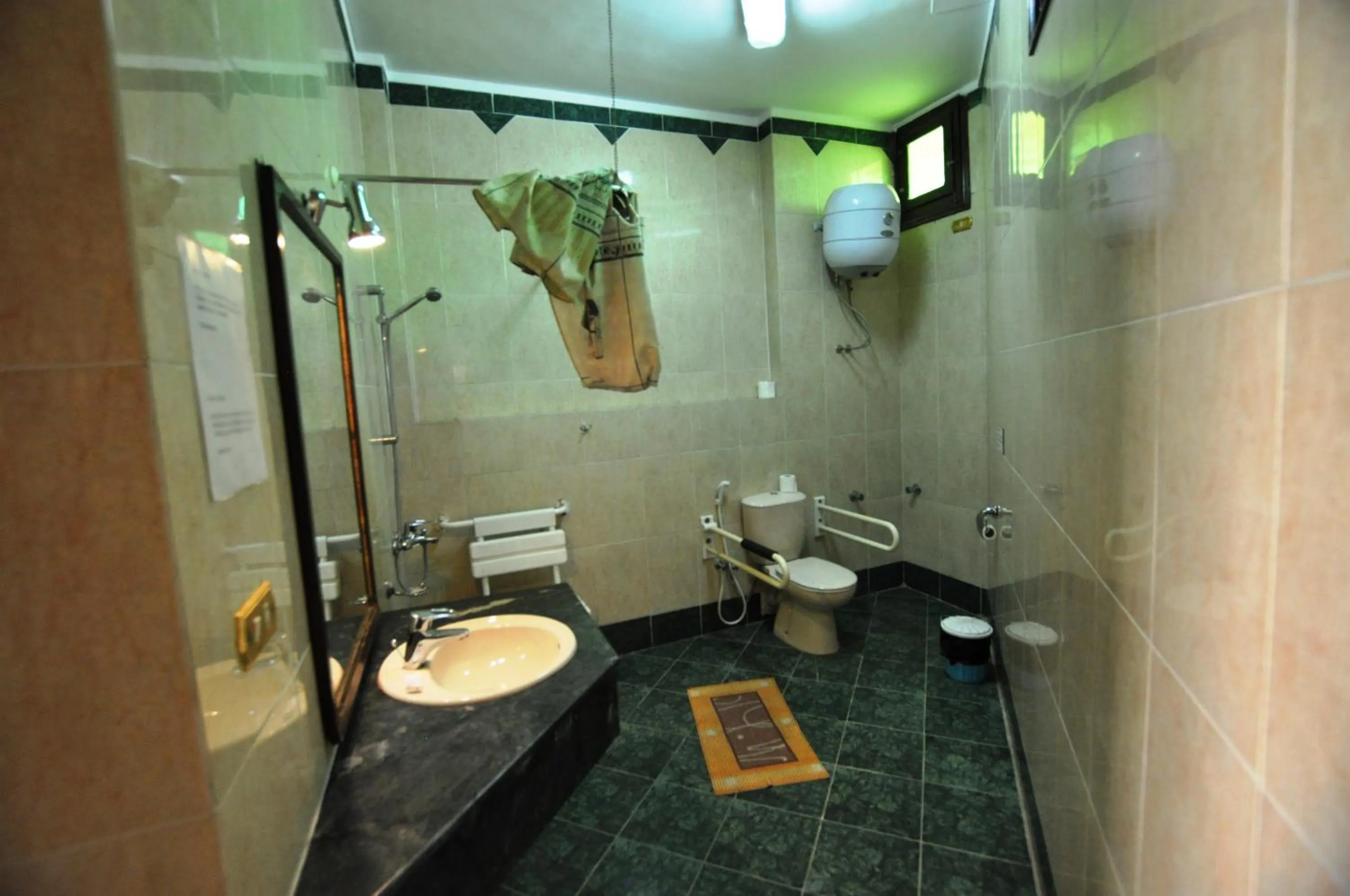 Bathroom in El Nakhil Hotel