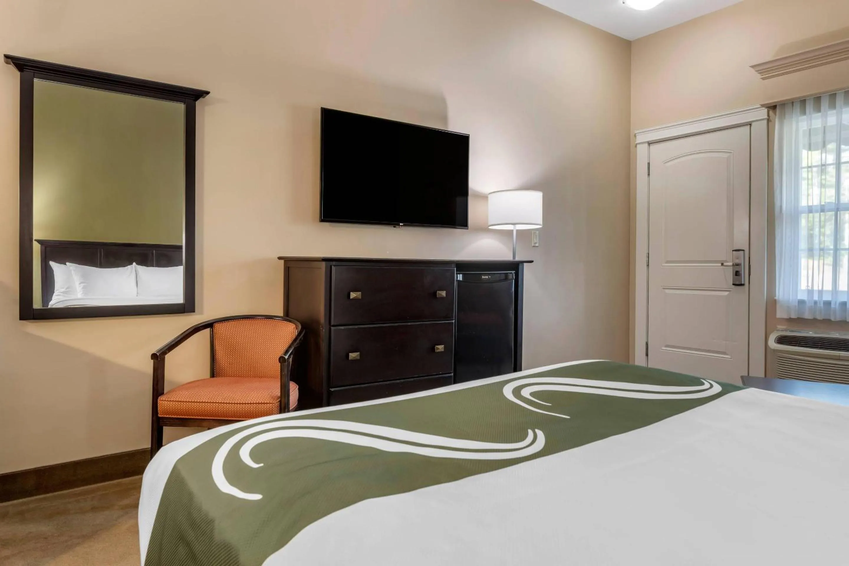 Bedroom, Bed in Quality Inn & Suites Quispamsis