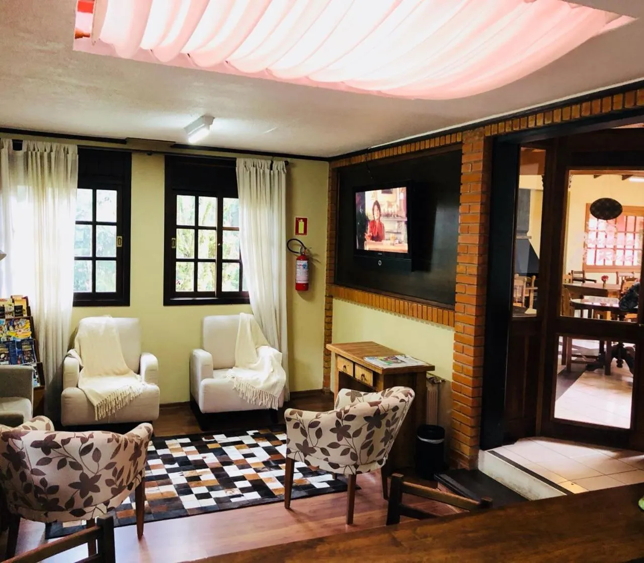 Living room in Pousada Rosa