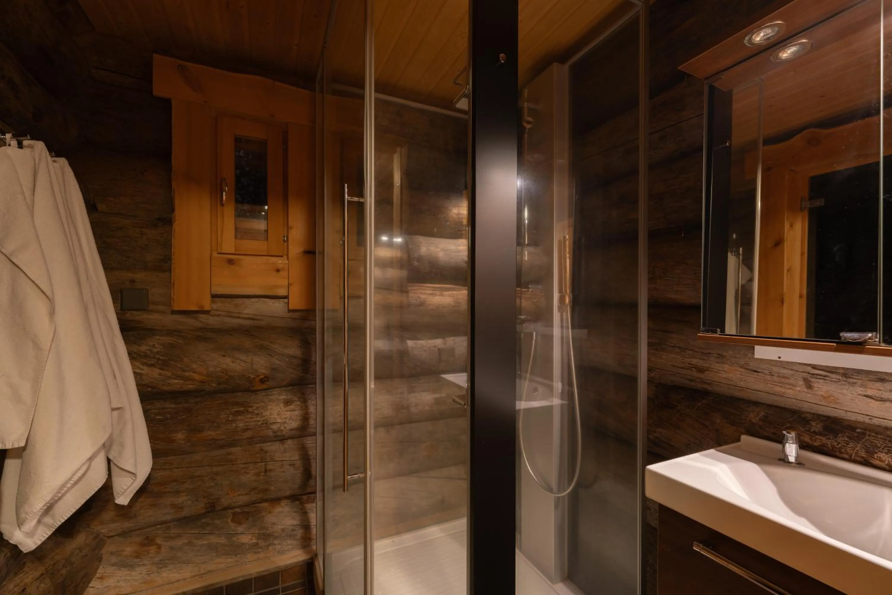Shower in Kuukkeli Log Houses Villa Aurora "Pupula"