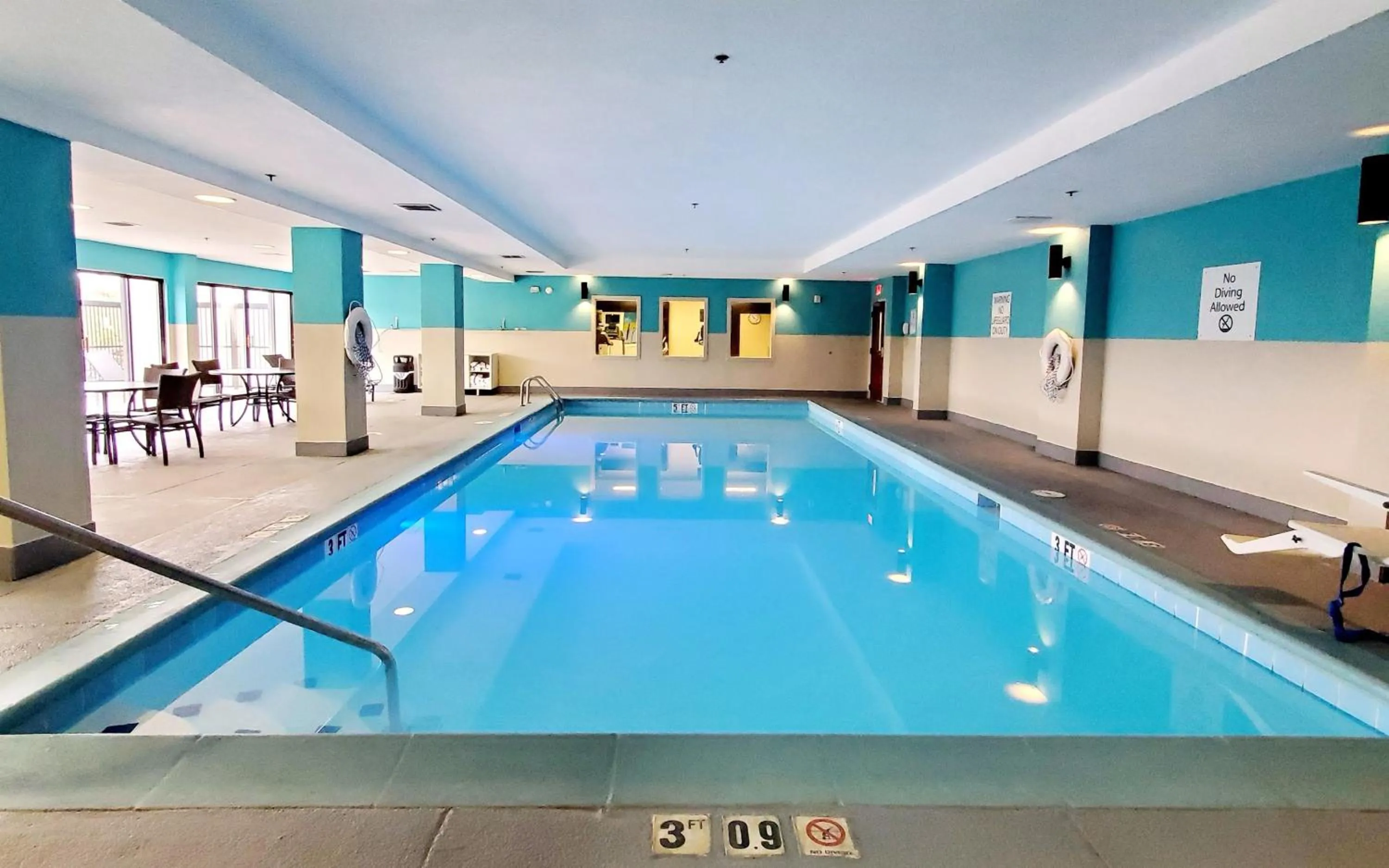 Swimming pool in Holiday Inn Express - Horse Cave by IHG