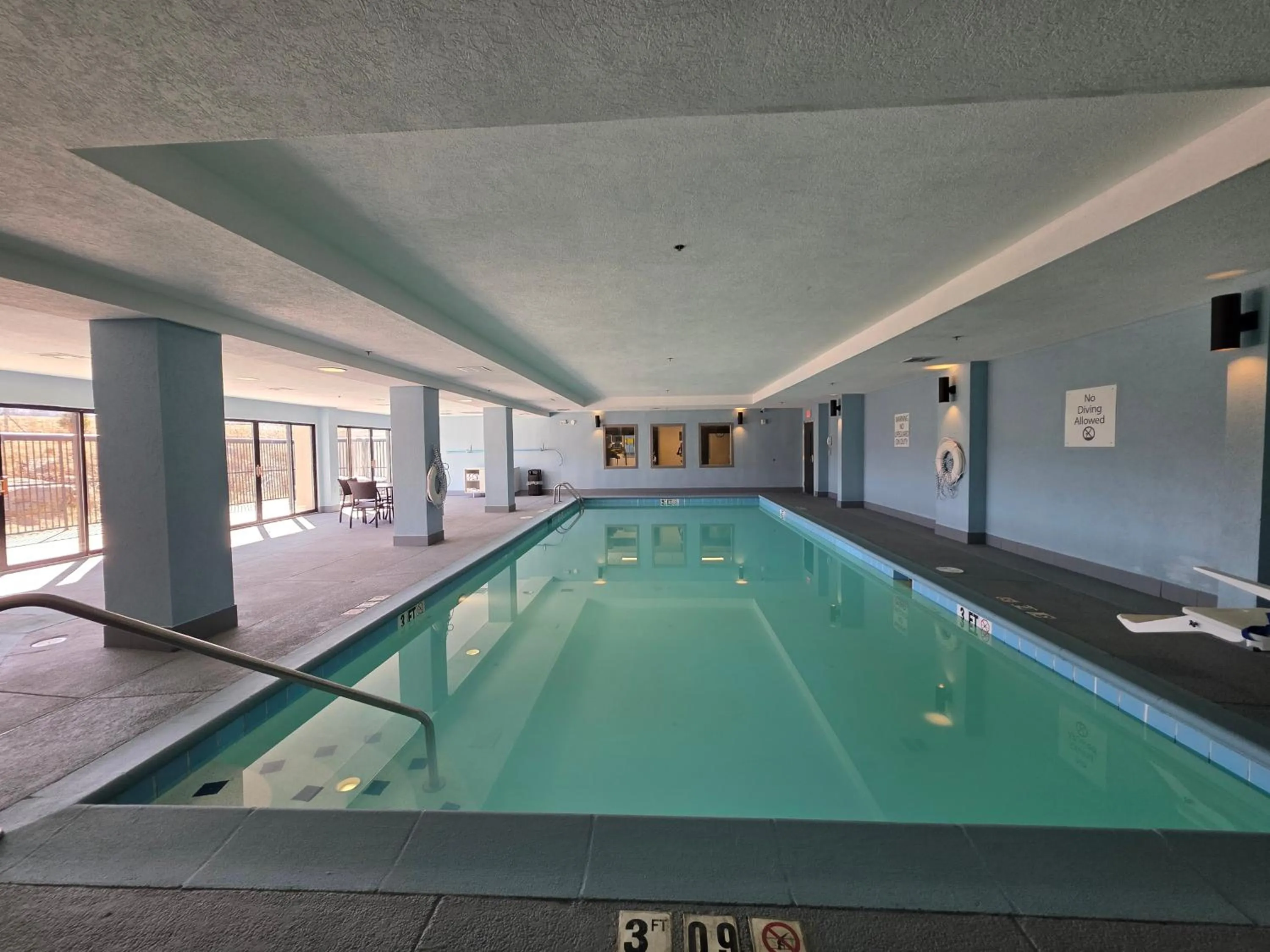 Swimming pool in Holiday Inn Express - Horse Cave by IHG