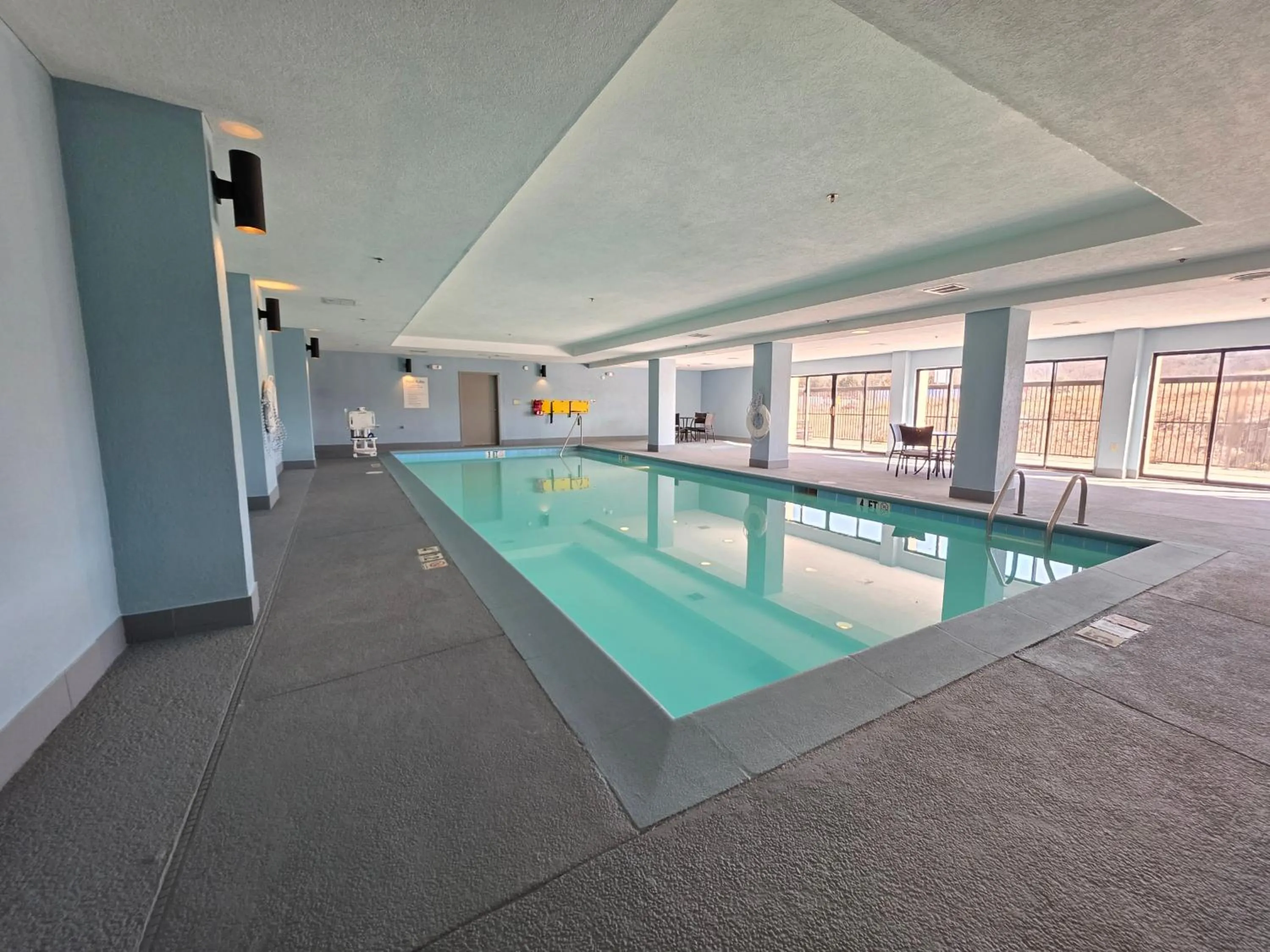 Swimming pool in Holiday Inn Express - Horse Cave by IHG
