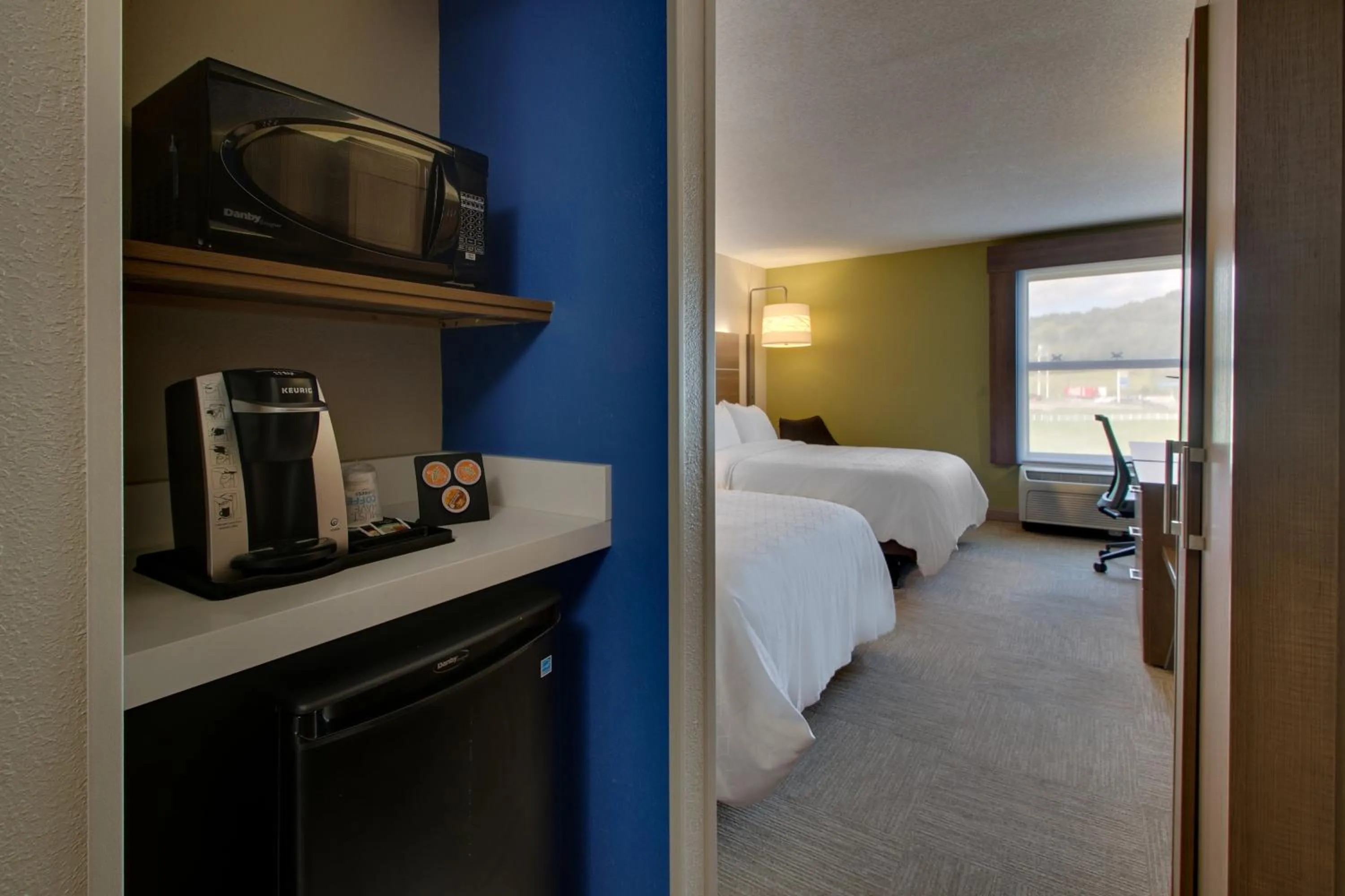 Photo of the whole room, Bed in Holiday Inn Express - Horse Cave by IHG