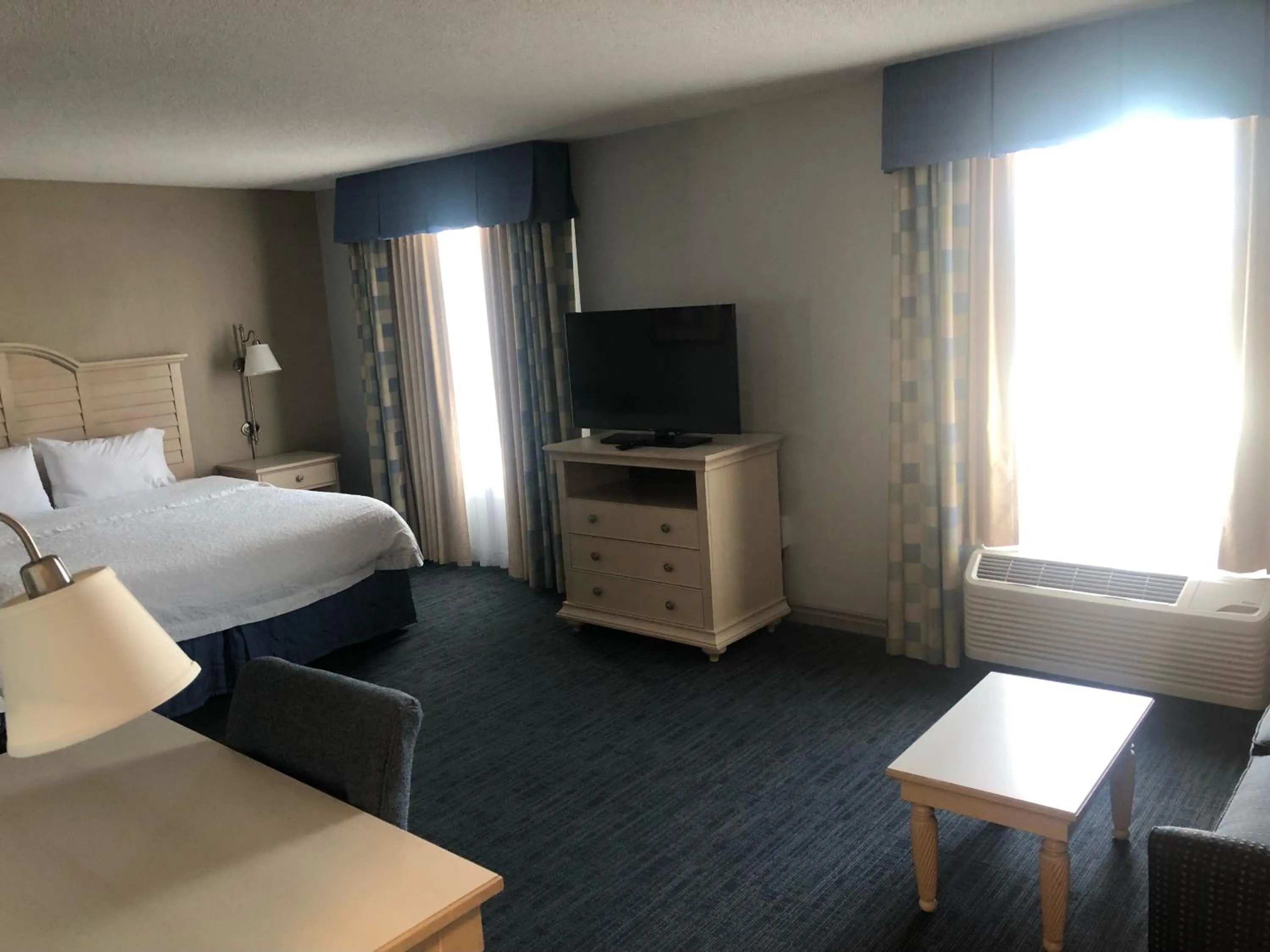 Bedroom, Bed in Hampton Inn & Suites - Cape Cod / West Yarmouth