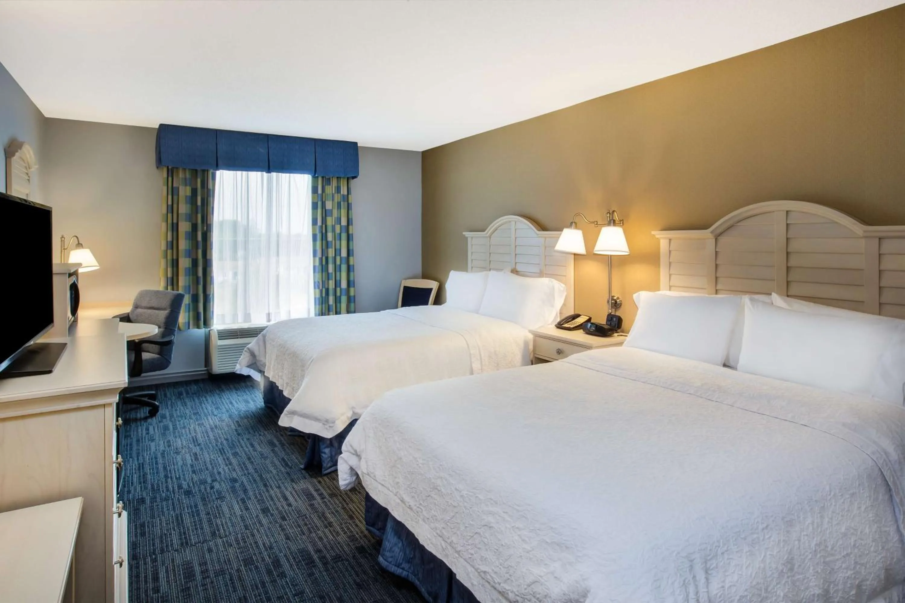 Bedroom, Bed in Hampton Inn & Suites - Cape Cod / West Yarmouth