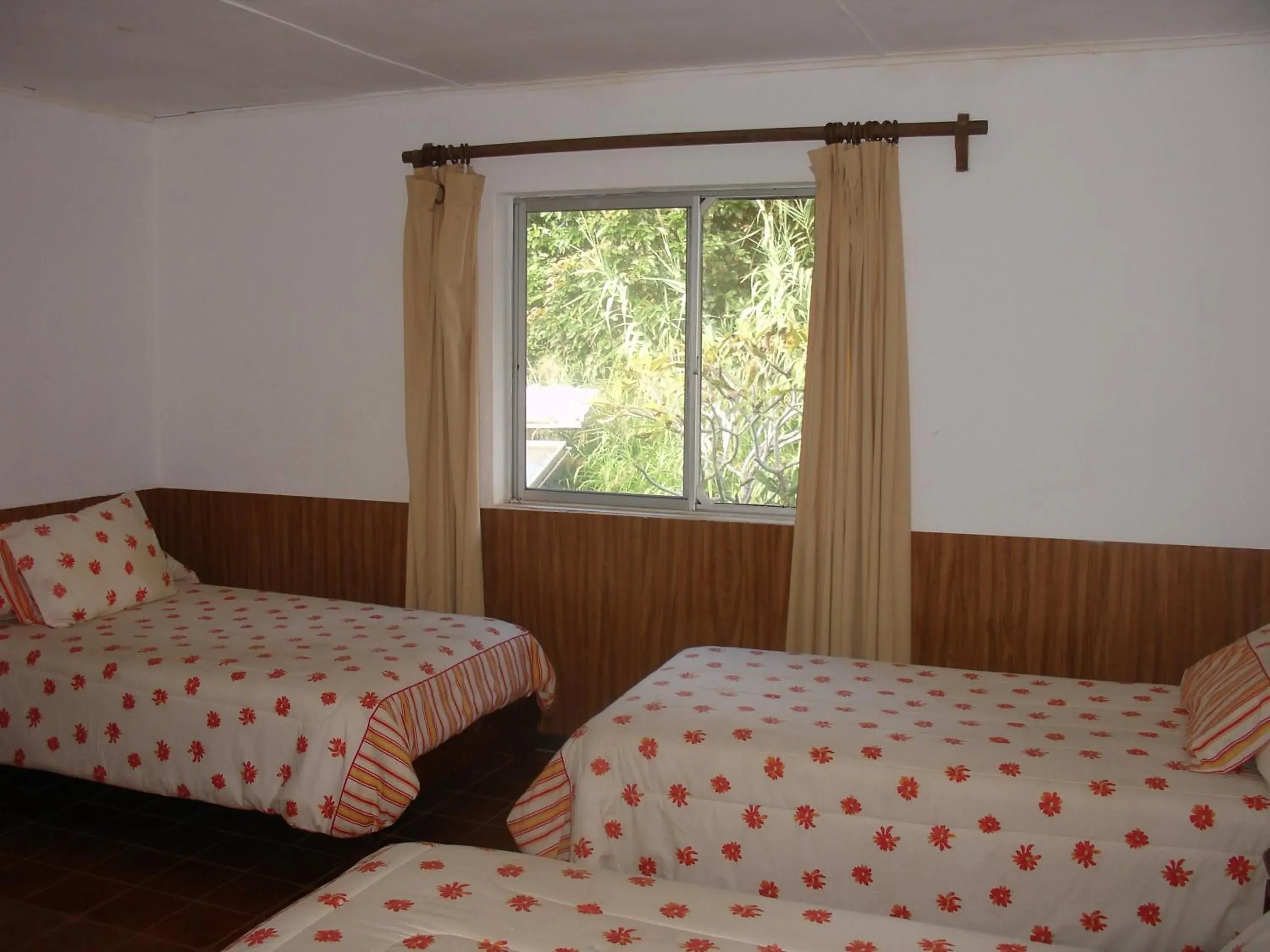 Standard Triple Room in Hotel Victoria Standard Triple Room in Hotel Victoria