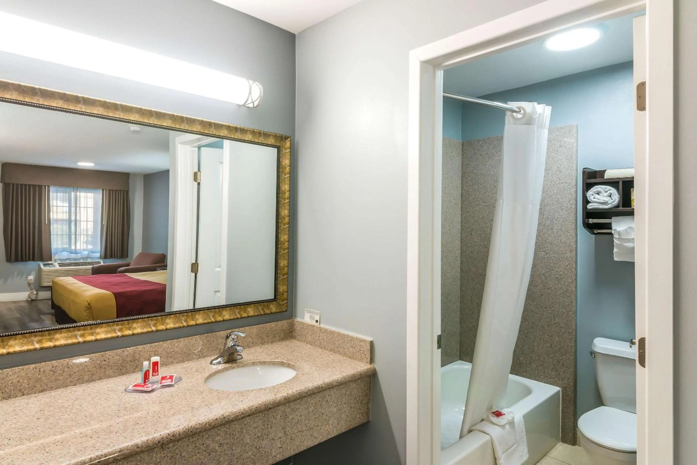 Bedroom in Econo Lodge Hesperia - Victorville I-15