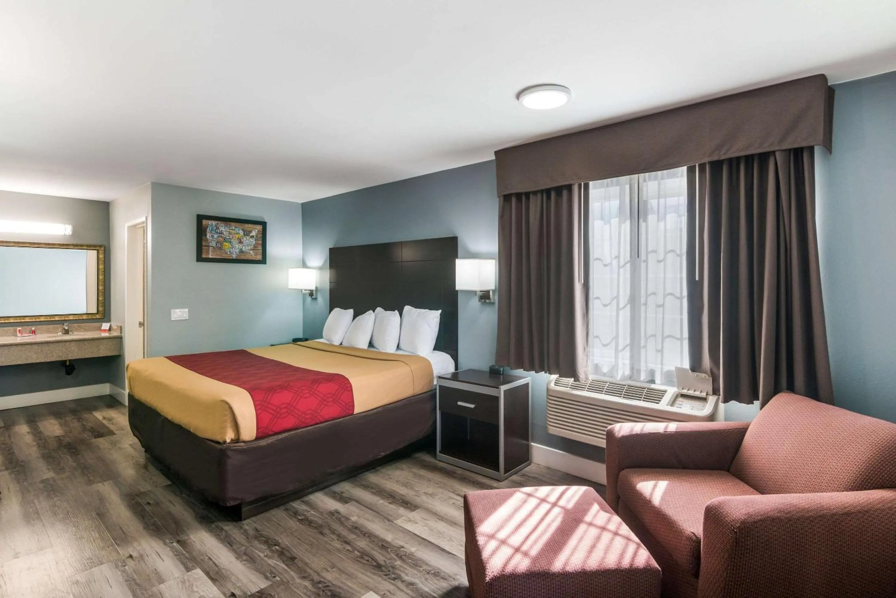 Bedroom, Bed in Econo Lodge Hesperia - Victorville I-15