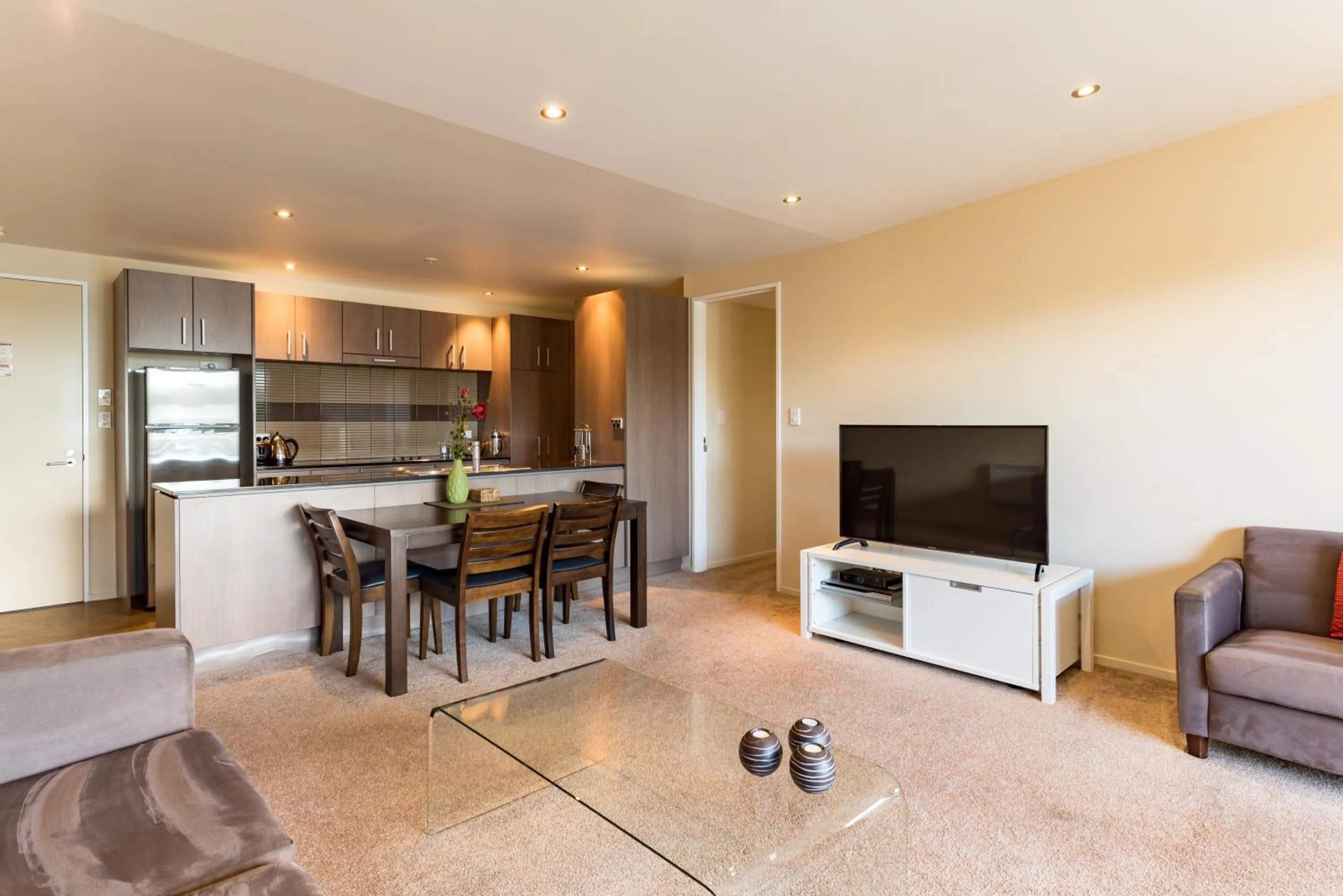 Dining area in Edgewater Palms Apartments