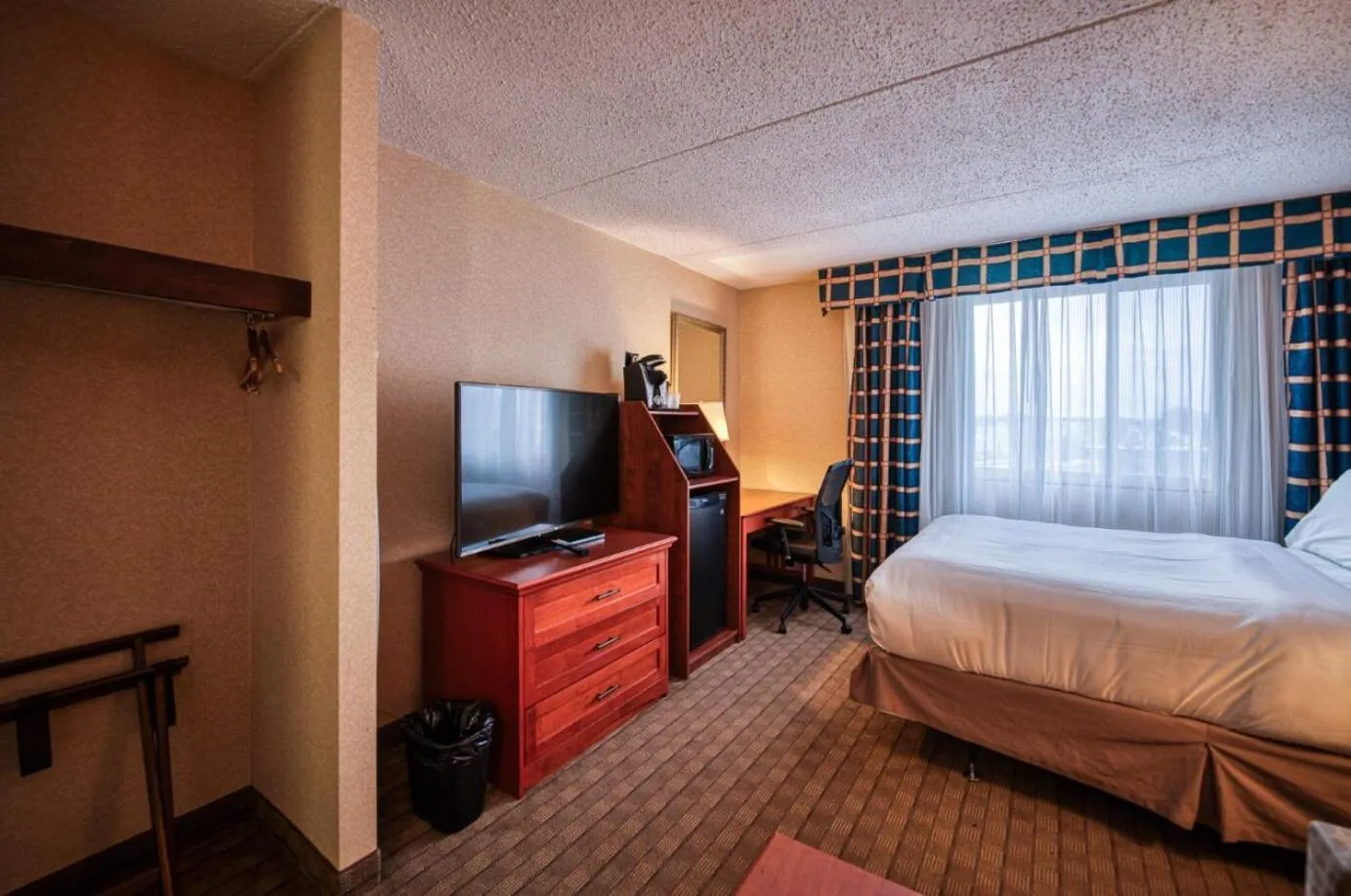 Communal lounge/ TV room, Bed in Amenida Residences, Calgary