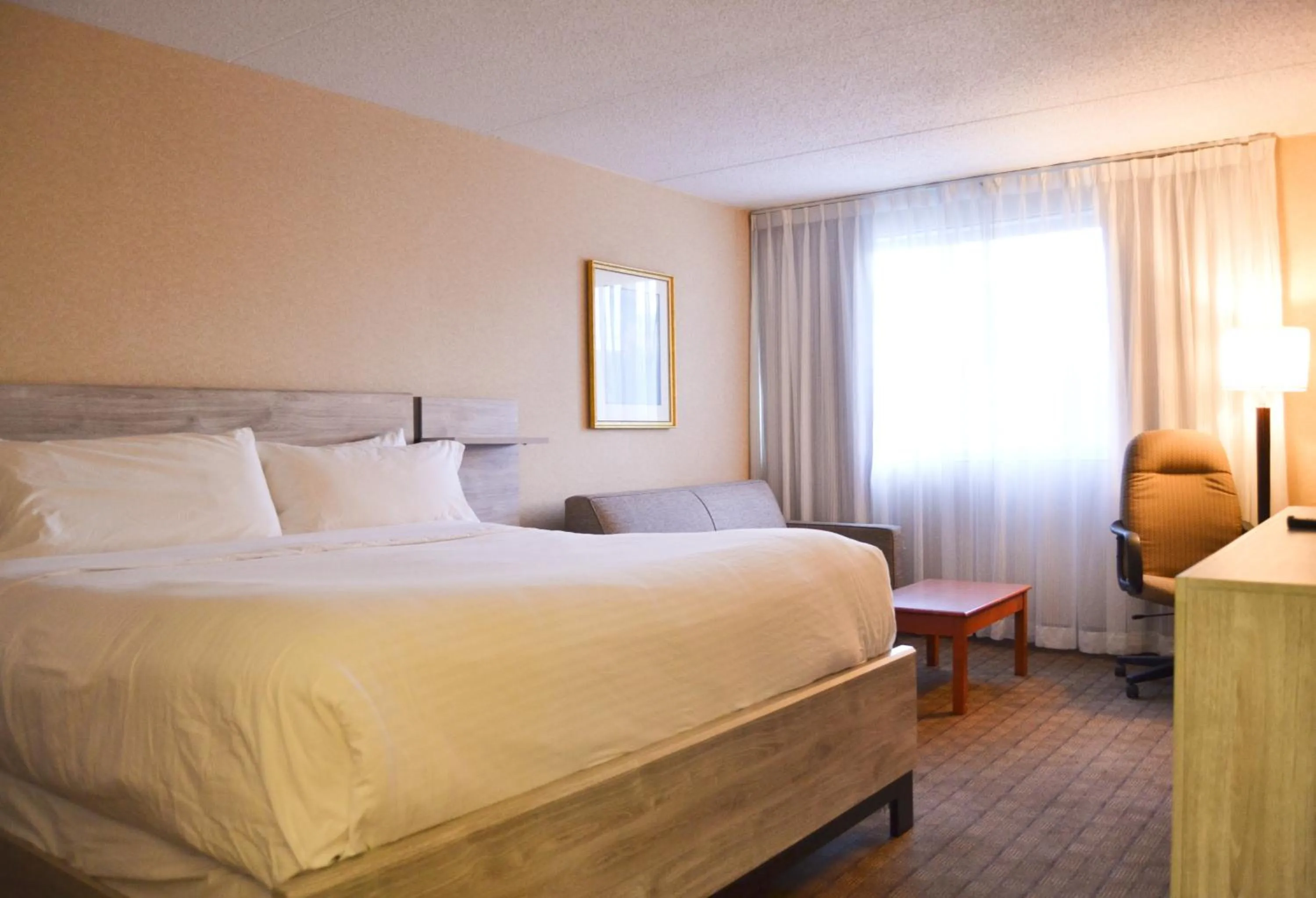 Bedroom, Bed in Amenida Residences, Calgary