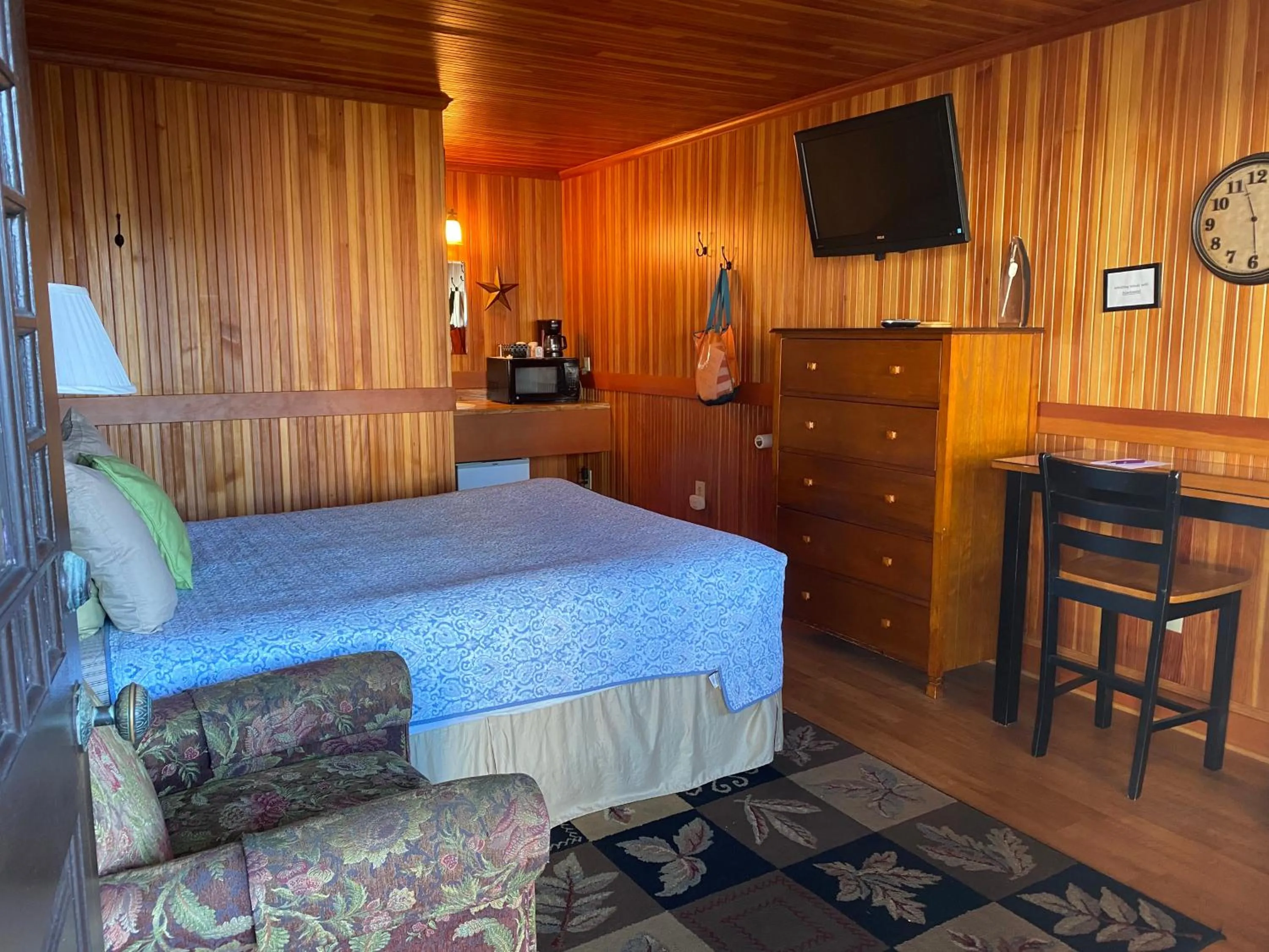 Bed in Whistling Winds Motel